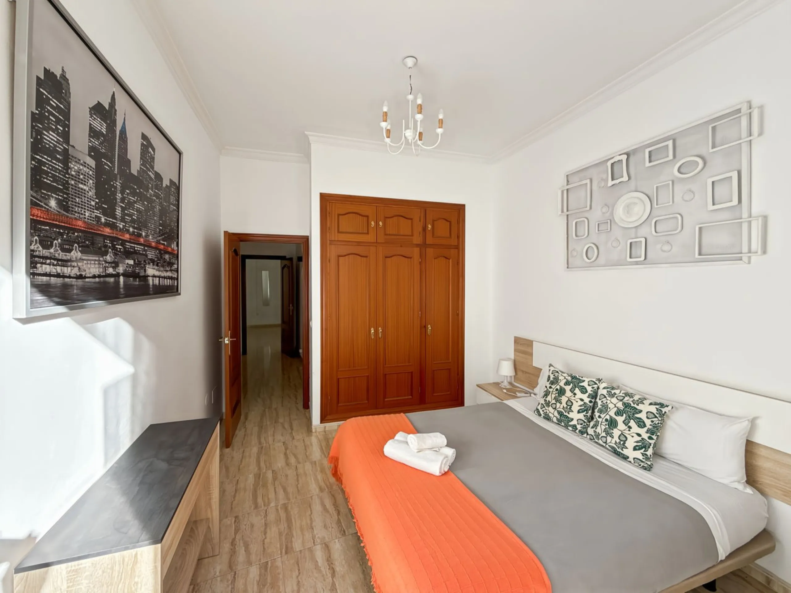Investing in the historic center of Málaga has never been so profitable or attractive. Just 25 meters from the iconic Calle Larios, these two independent apartments, located on the same floor, represent a unique opportunity for investors seeking a combina