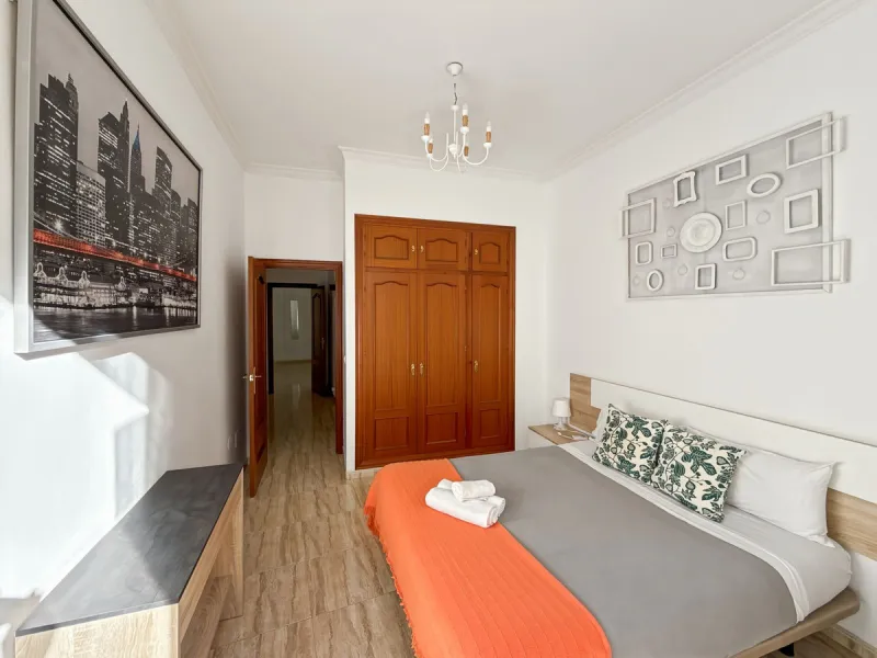 Investing in the historic center of Málaga has never been so profitable or attractive. Just 25 meters from the iconic Calle Larios, these two independent apartments, located on the same floor, represent a unique opportunity for investors seeking a combina