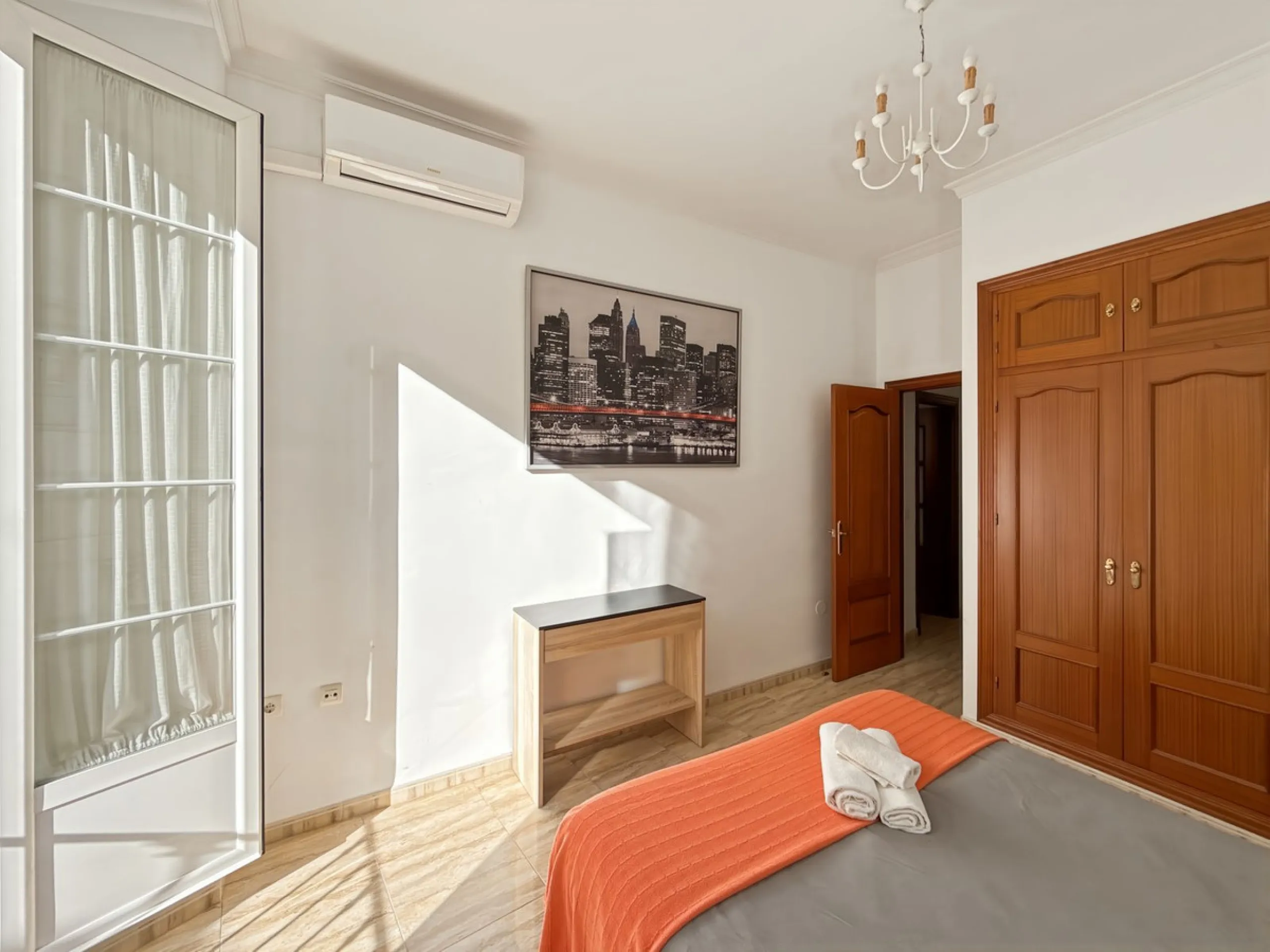 Investing in the historic center of Málaga has never been so profitable or attractive. Just 25 meters from the iconic Calle Larios, these two independent apartments, located on the same floor, represent a unique opportunity for investors seeking a combina