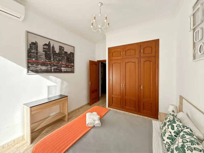 Investing in the historic center of Málaga has never been so profitable or attractive. Just 25 meters from the iconic Calle Larios, these two independent apartments, located on the same floor, represent a unique opportunity for investors seeking a combina