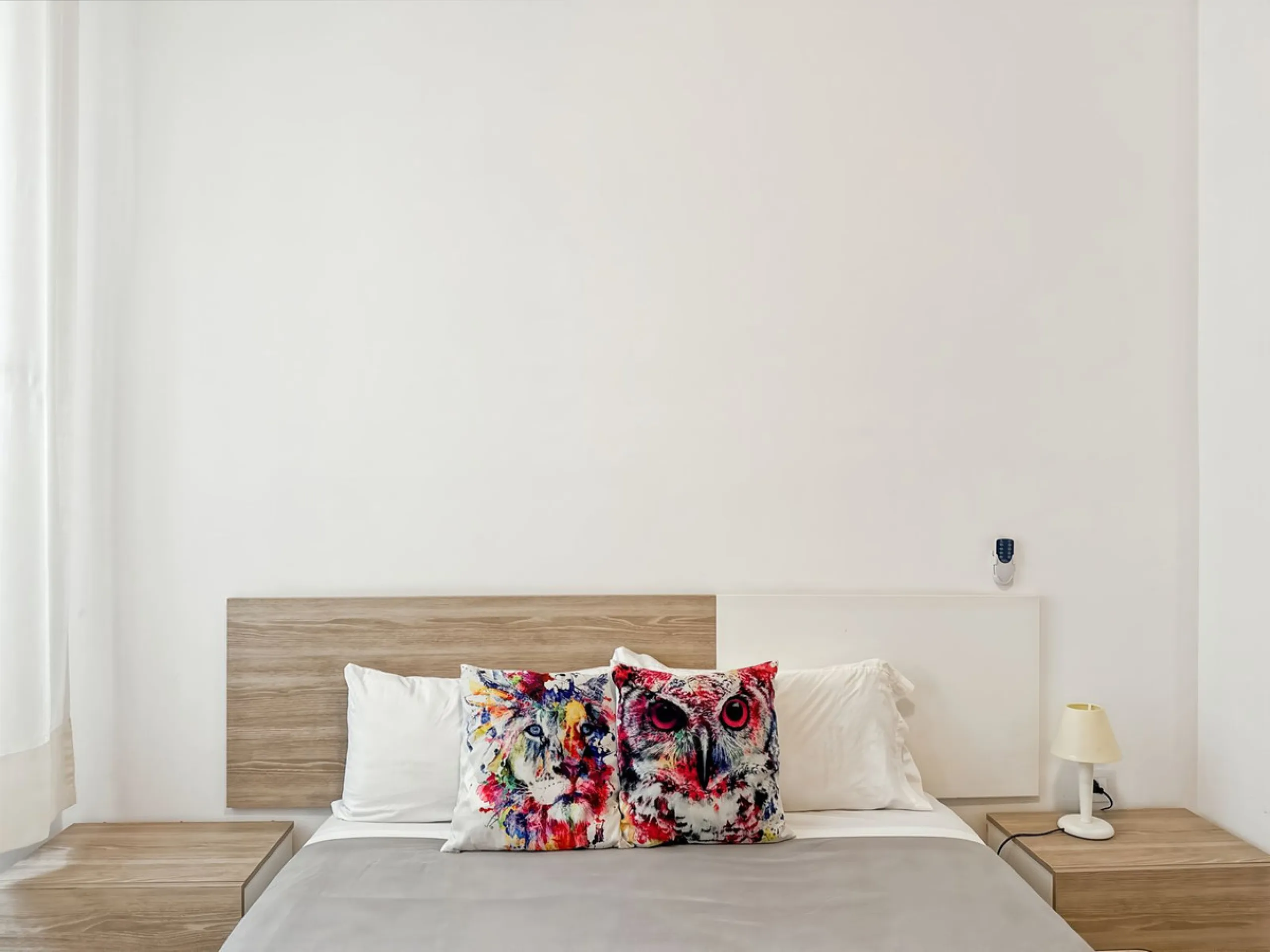 Investing in the historic center of Málaga has never been so profitable or attractive. Just 25 meters from the iconic Calle Larios, these two independent apartments, located on the same floor, represent a unique opportunity for investors seeking a combina
