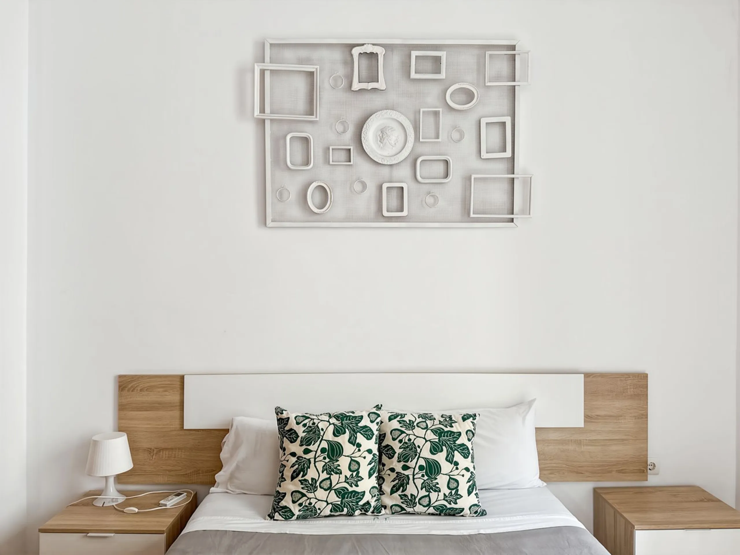 Investing in the historic center of Málaga has never been so profitable or attractive. Just 25 meters from the iconic Calle Larios, these two independent apartments, located on the same floor, represent a unique opportunity for investors seeking a combina