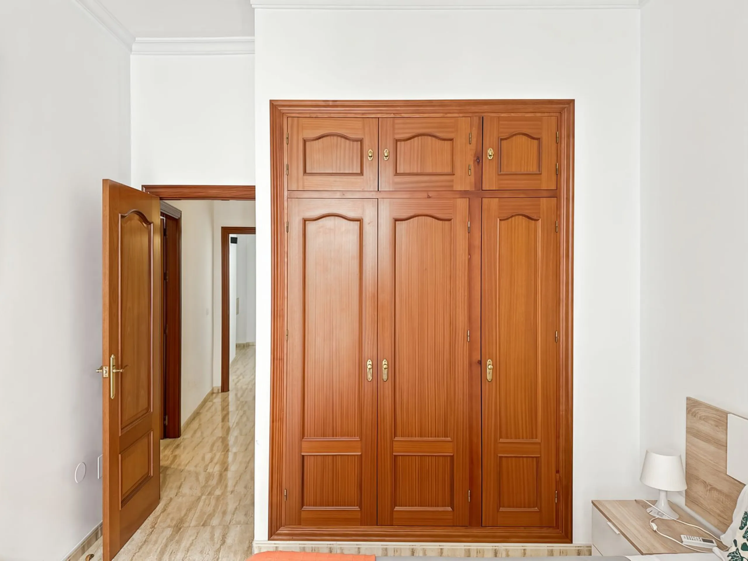 Investing in the historic center of Málaga has never been so profitable or attractive. Just 25 meters from the iconic Calle Larios, these two independent apartments, located on the same floor, represent a unique opportunity for investors seeking a combina