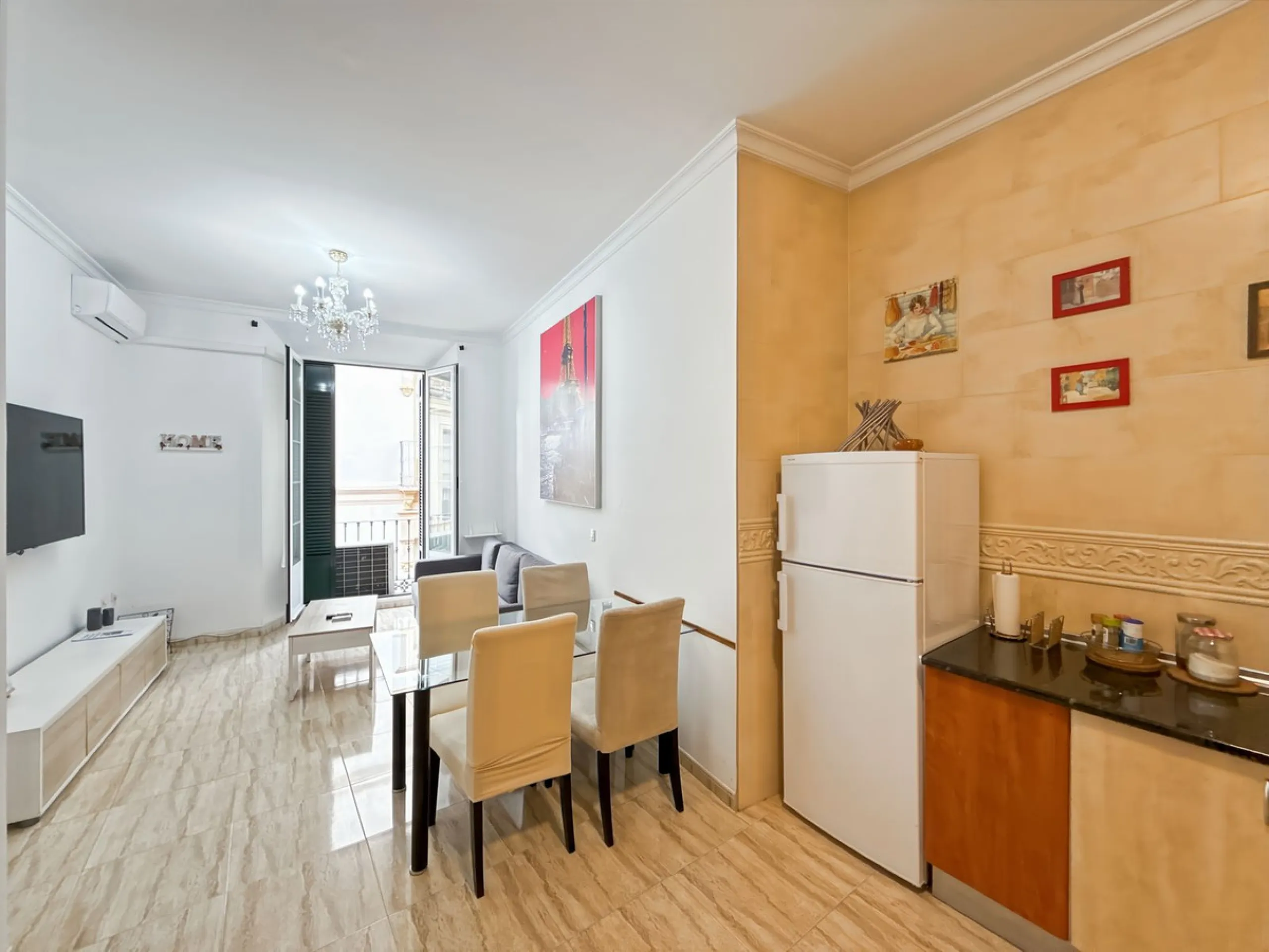 Investing in the historic center of Málaga has never been so profitable or attractive. Just 25 meters from the iconic Calle Larios, these two independent apartments, located on the same floor, represent a unique opportunity for investors seeking a combina