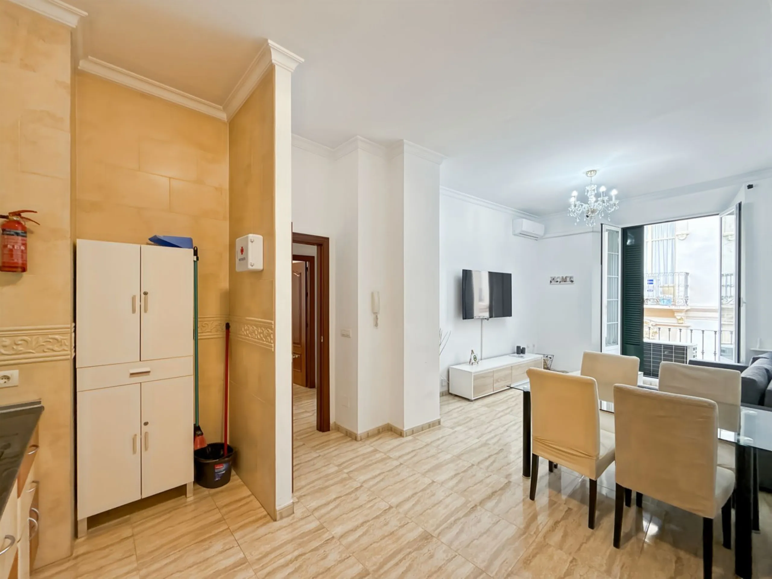 Investing in the historic center of Málaga has never been so profitable or attractive. Just 25 meters from the iconic Calle Larios, these two independent apartments, located on the same floor, represent a unique opportunity for investors seeking a combina
