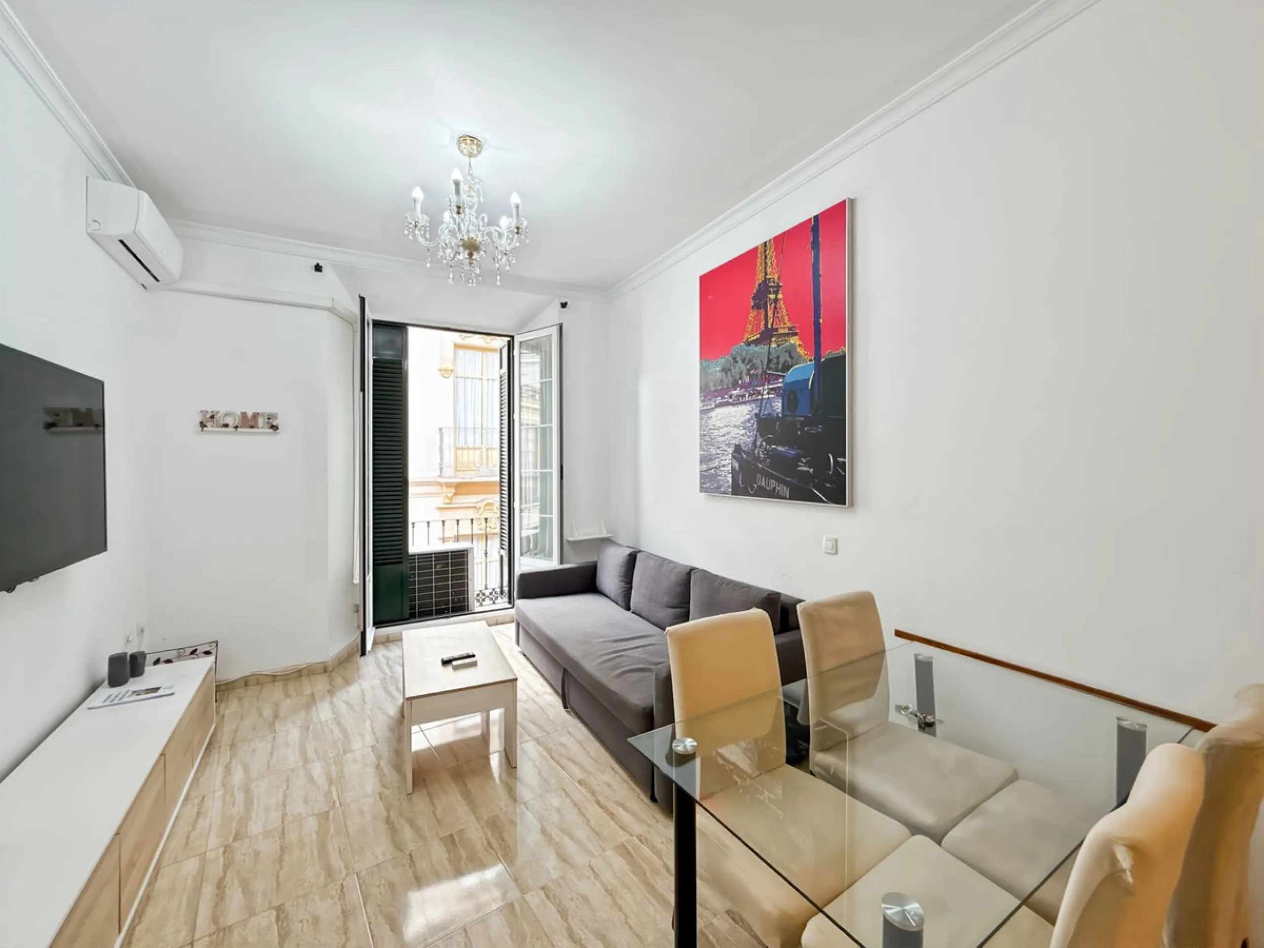 Investing in the historic center of Málaga has never been so profitable or attractive. Just 25 meters from the iconic Calle Larios, these two independent apartments, located on the same floor, represent a unique opportunity for investors seeking a combina