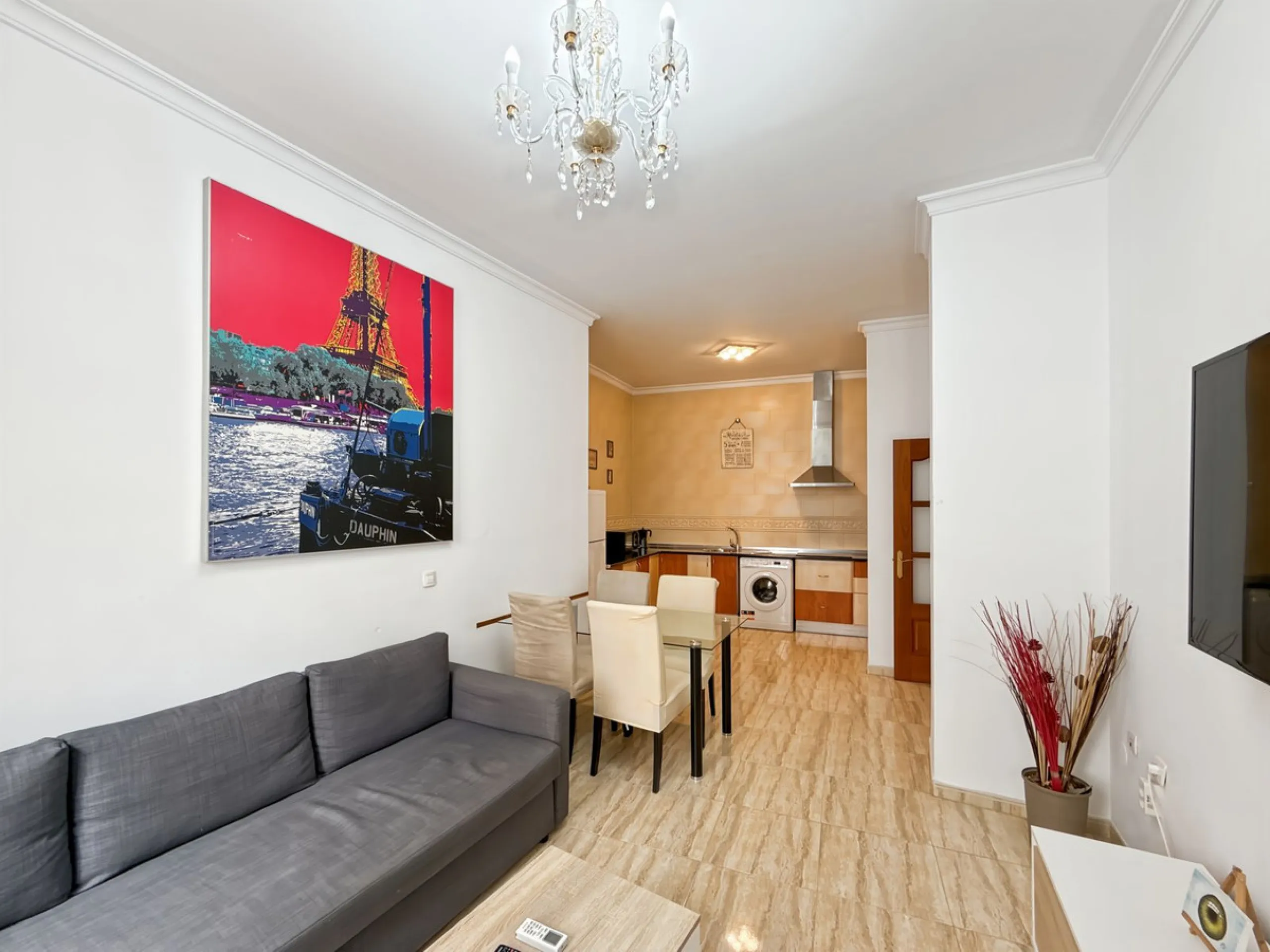 Investing in the historic center of Málaga has never been so profitable or attractive. Just 25 meters from the iconic Calle Larios, these two independent apartments, located on the same floor, represent a unique opportunity for investors seeking a combina