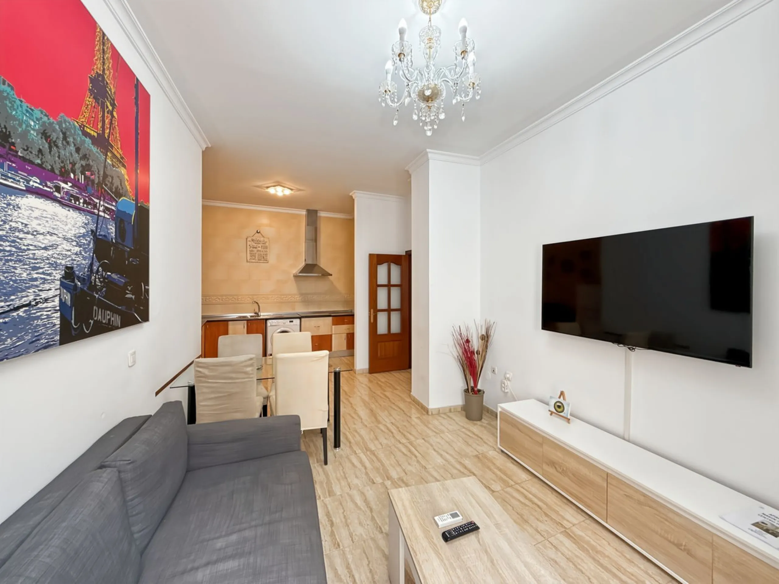 Investing in the historic center of Málaga has never been so profitable or attractive. Just 25 meters from the iconic Calle Larios, these two independent apartments, located on the same floor, represent a unique opportunity for investors seeking a combina