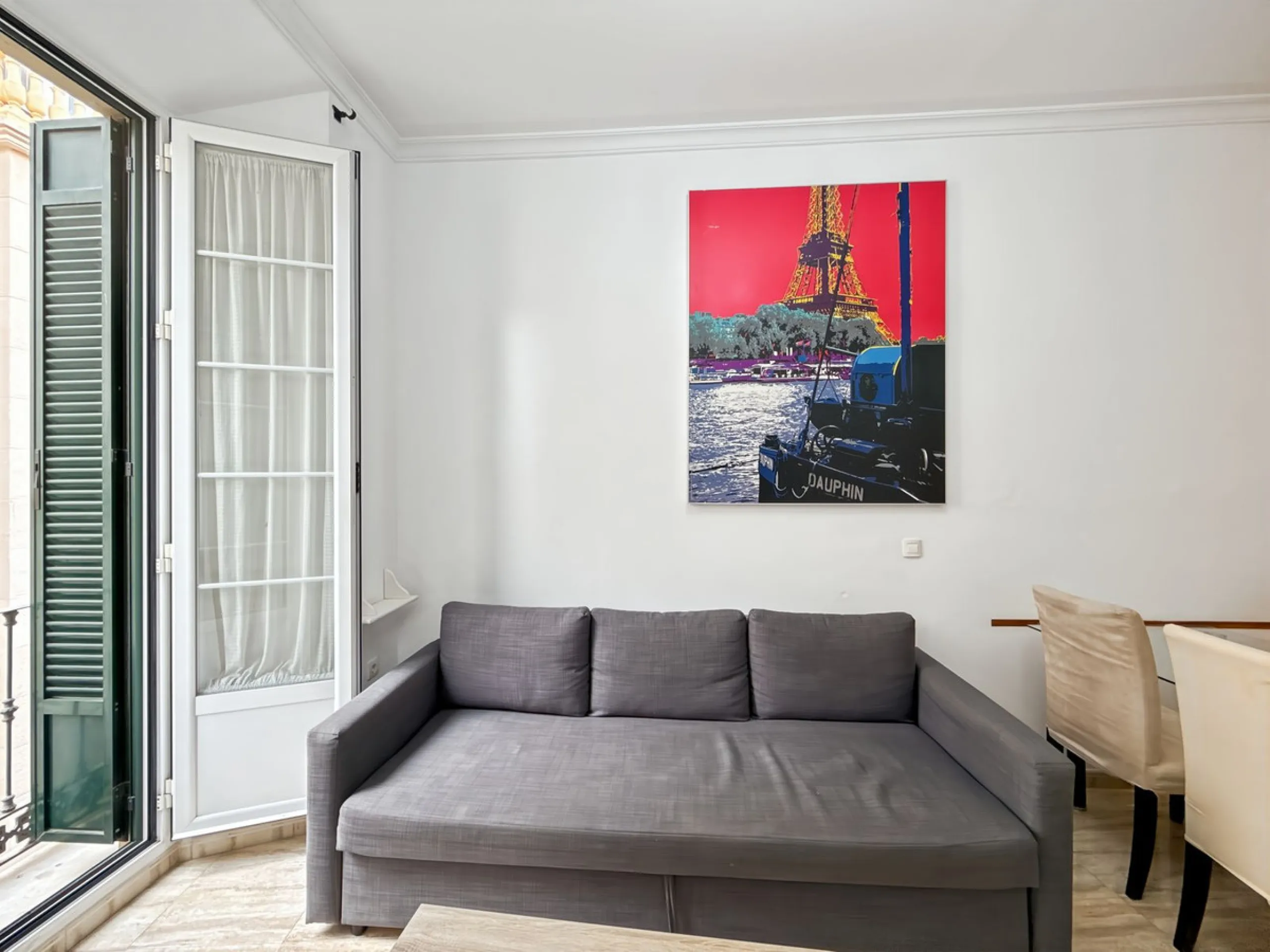 Investing in the historic center of Málaga has never been so profitable or attractive. Just 25 meters from the iconic Calle Larios, these two independent apartments, located on the same floor, represent a unique opportunity for investors seeking a combina