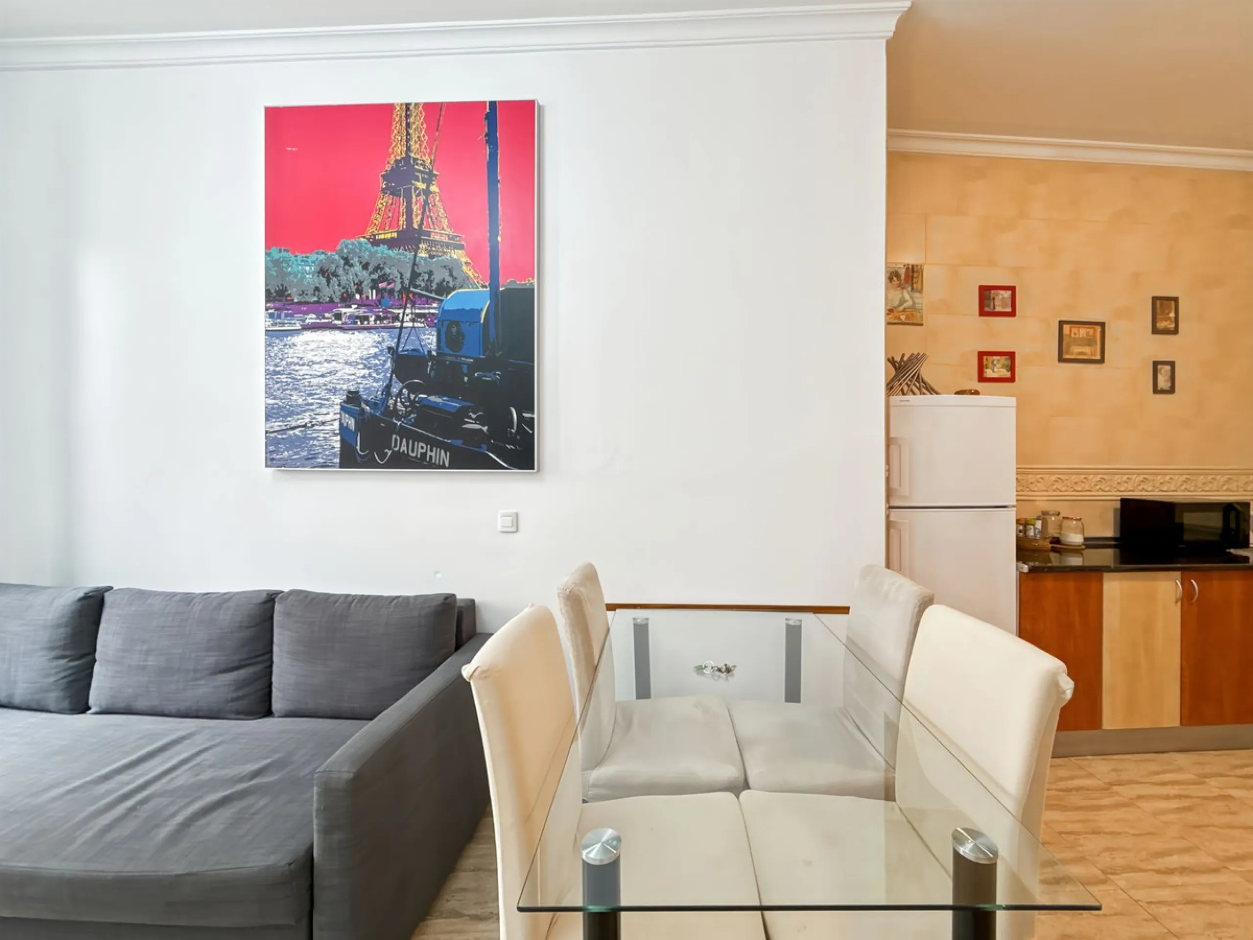 Investing in the historic center of Málaga has never been so profitable or attractive. Just 25 meters from the iconic Calle Larios, these two independent apartments, located on the same floor, represent a unique opportunity for investors seeking a combina