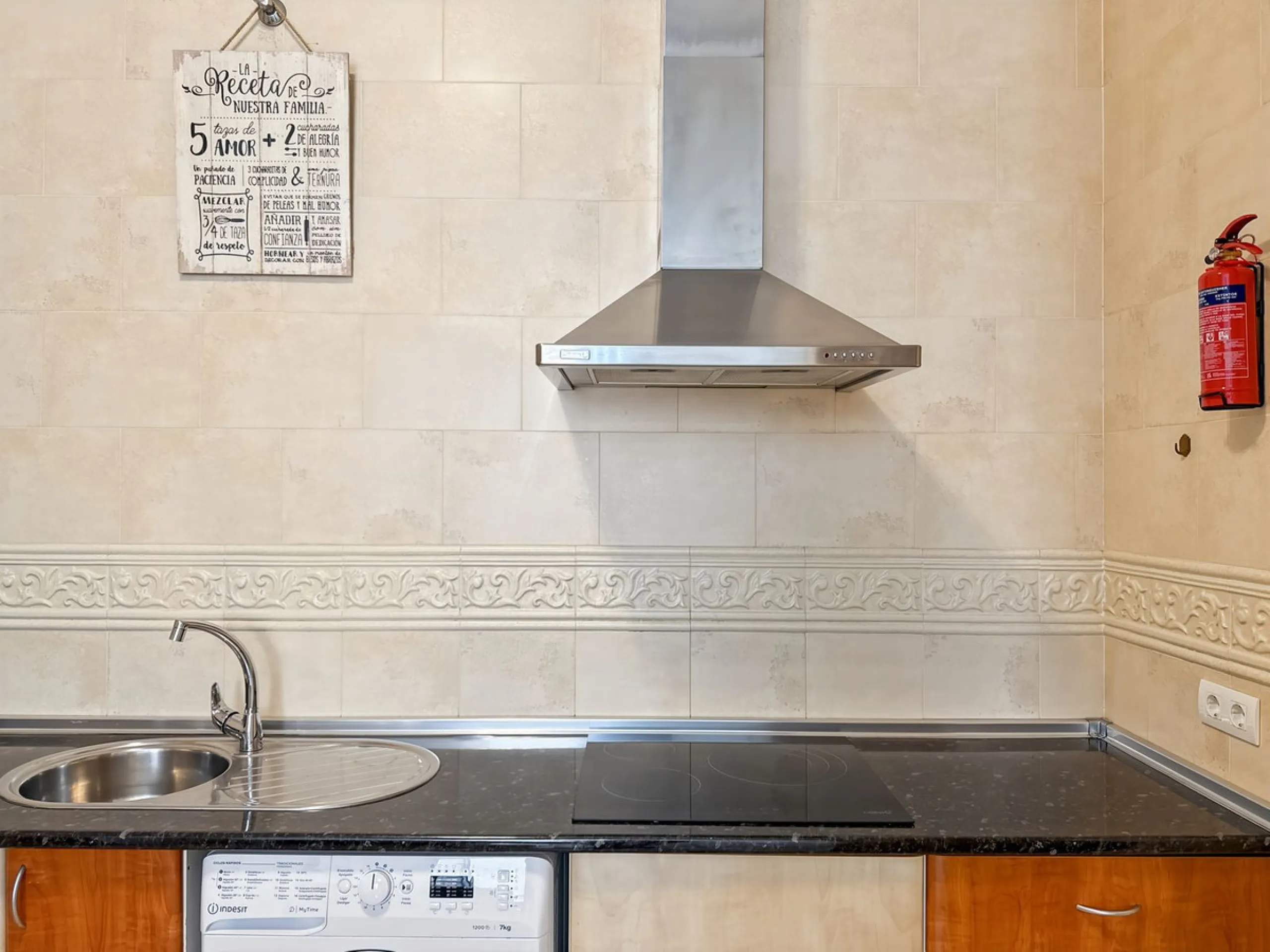 Investing in the historic center of Málaga has never been so profitable or attractive. Just 25 meters from the iconic Calle Larios, these two independent apartments, located on the same floor, represent a unique opportunity for investors seeking a combina