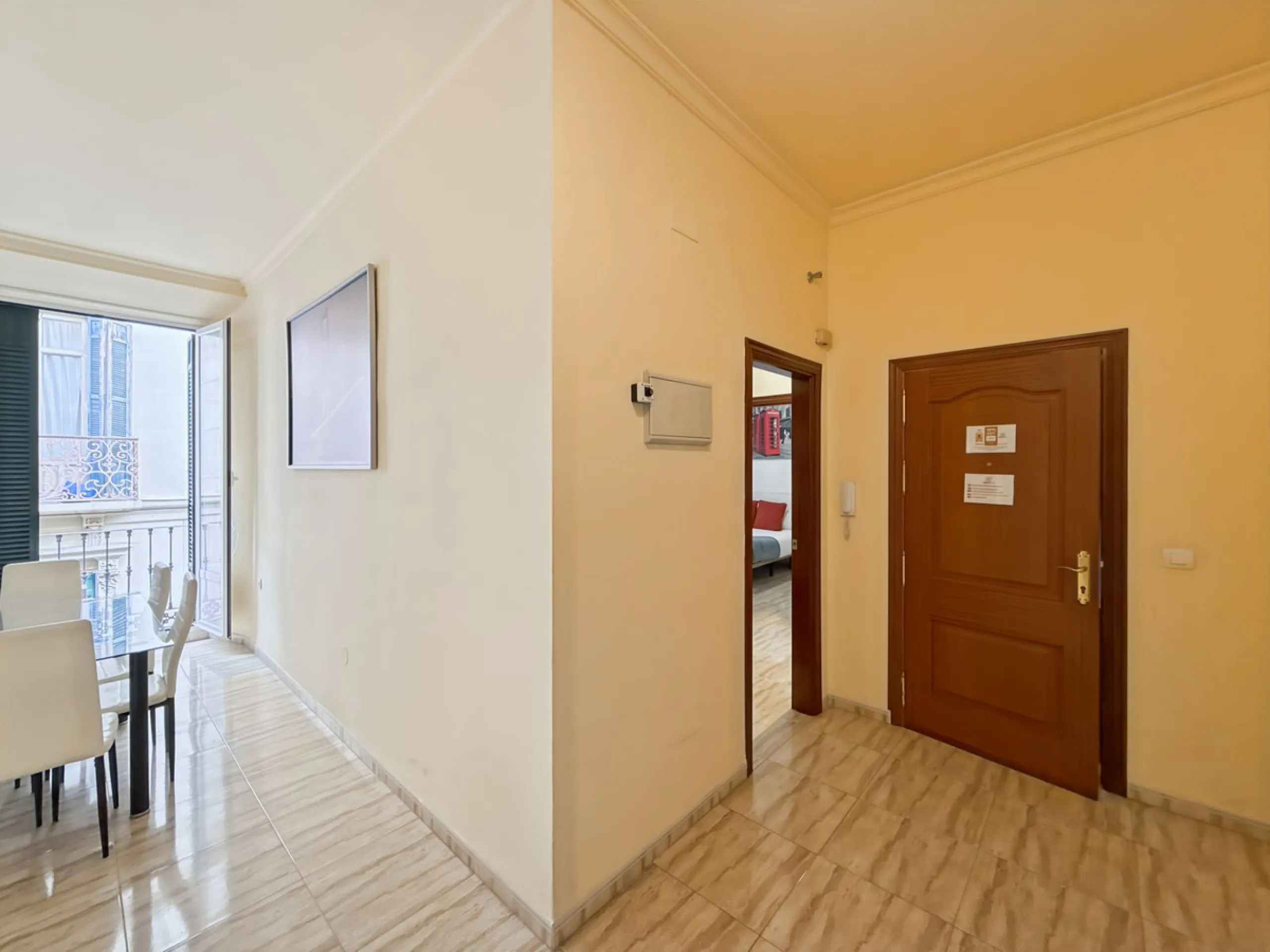 Investing in the historic center of Málaga has never been so profitable or attractive. Just 25 meters from the iconic Calle Larios, these two independent apartments, located on the same floor, represent a unique opportunity for investors seeking a combina