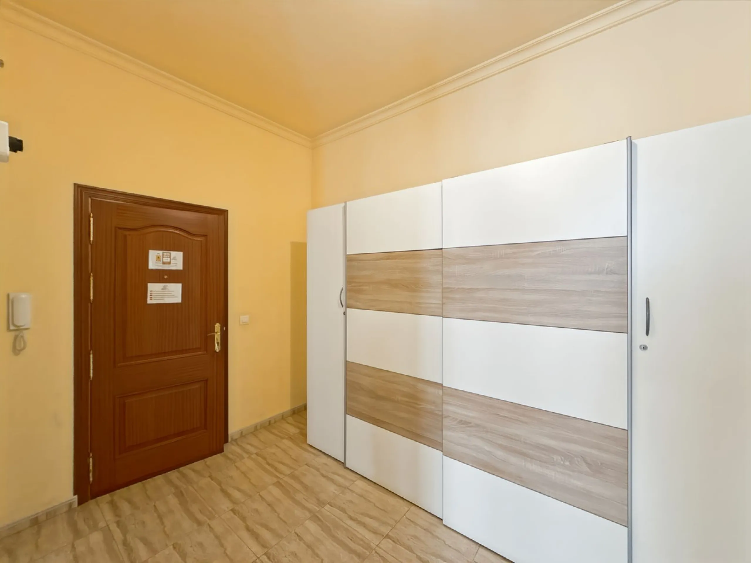 Investing in the historic center of Málaga has never been so profitable or attractive. Just 25 meters from the iconic Calle Larios, these two independent apartments, located on the same floor, represent a unique opportunity for investors seeking a combina