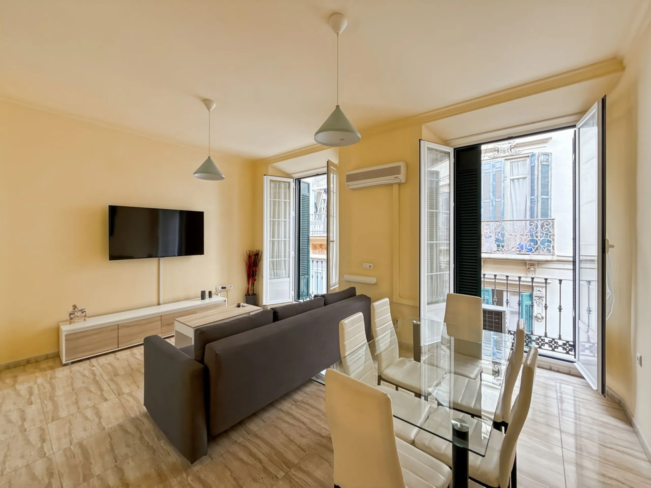 Investing in the historic center of Málaga has never been so profitable or attractive. Just 25 meters from the iconic Calle Larios, these two independent apartments, located on the same floor, represent a unique opportunity for investors seeking a combina