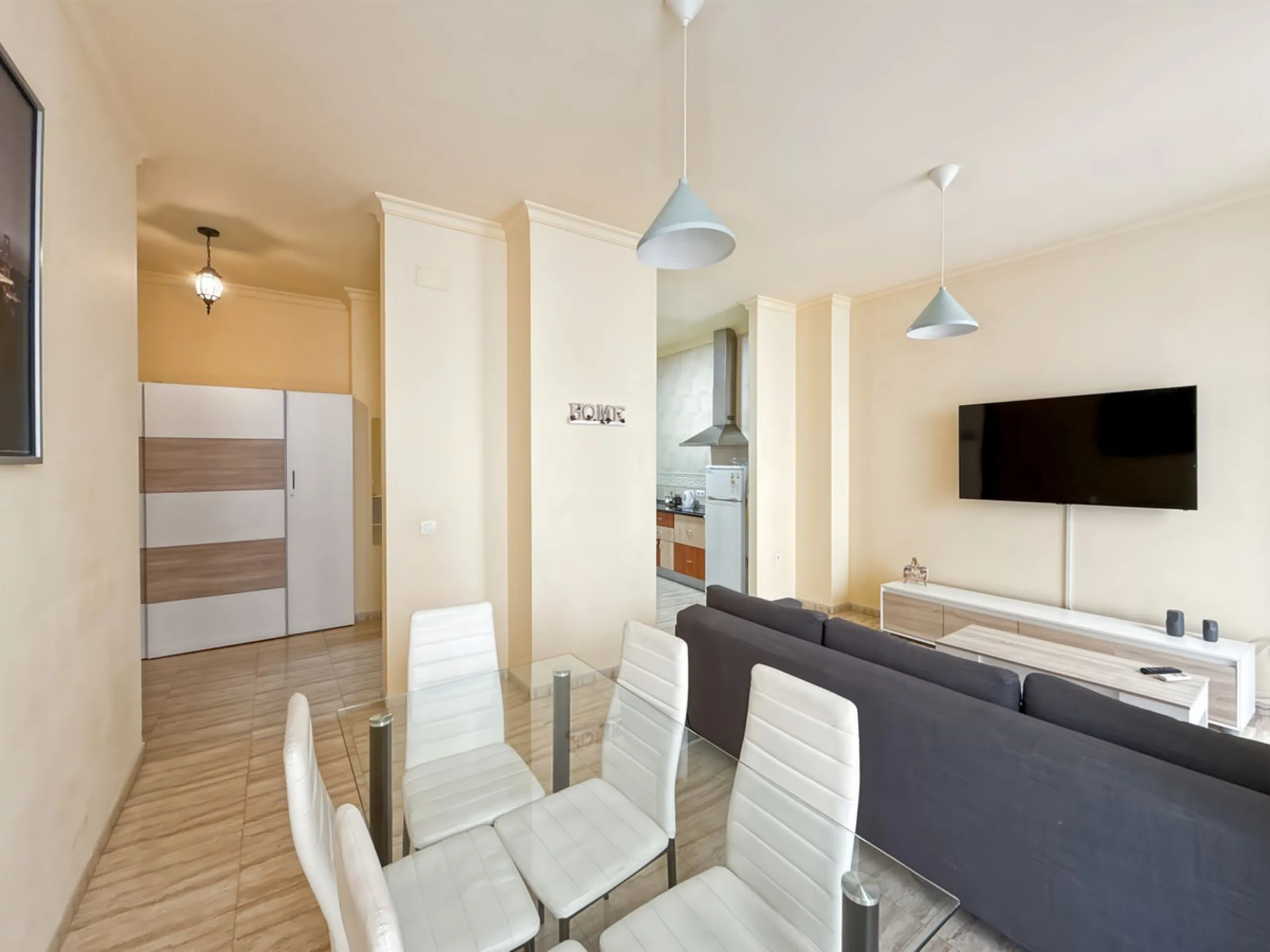 Investing in the historic center of Málaga has never been so profitable or attractive. Just 25 meters from the iconic Calle Larios, these two independent apartments, located on the same floor, represent a unique opportunity for investors seeking a combina