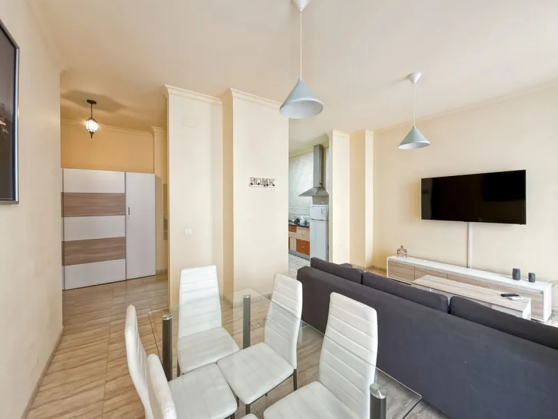 Investing in the historic center of Málaga has never been so profitable or attractive. Just 25 meters from the iconic Calle Larios, these two independent apartments, located on the same floor, represent a unique opportunity for investors seeking a combina