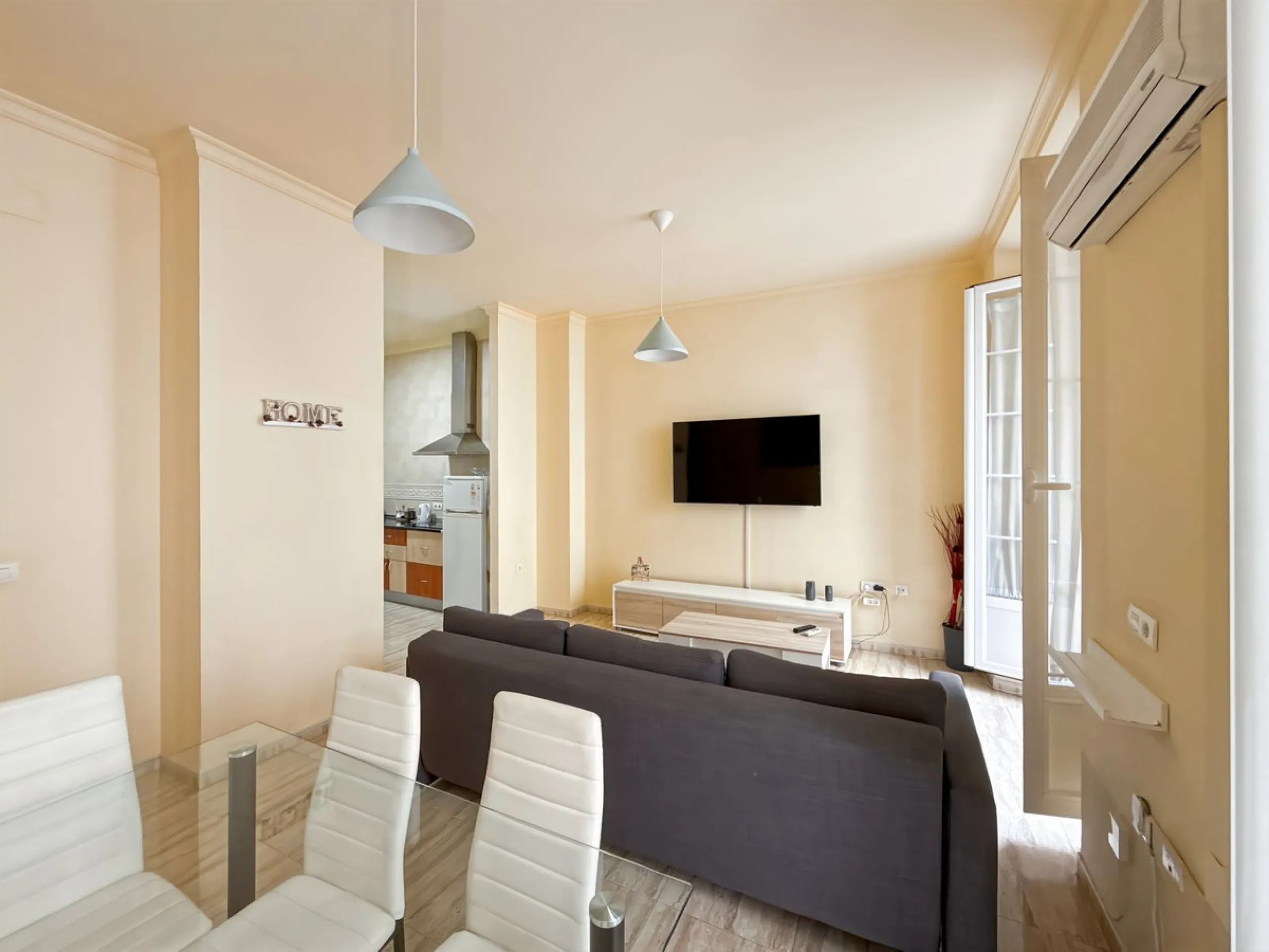 Investing in the historic center of Málaga has never been so profitable or attractive. Just 25 meters from the iconic Calle Larios, these two independent apartments, located on the same floor, represent a unique opportunity for investors seeking a combina