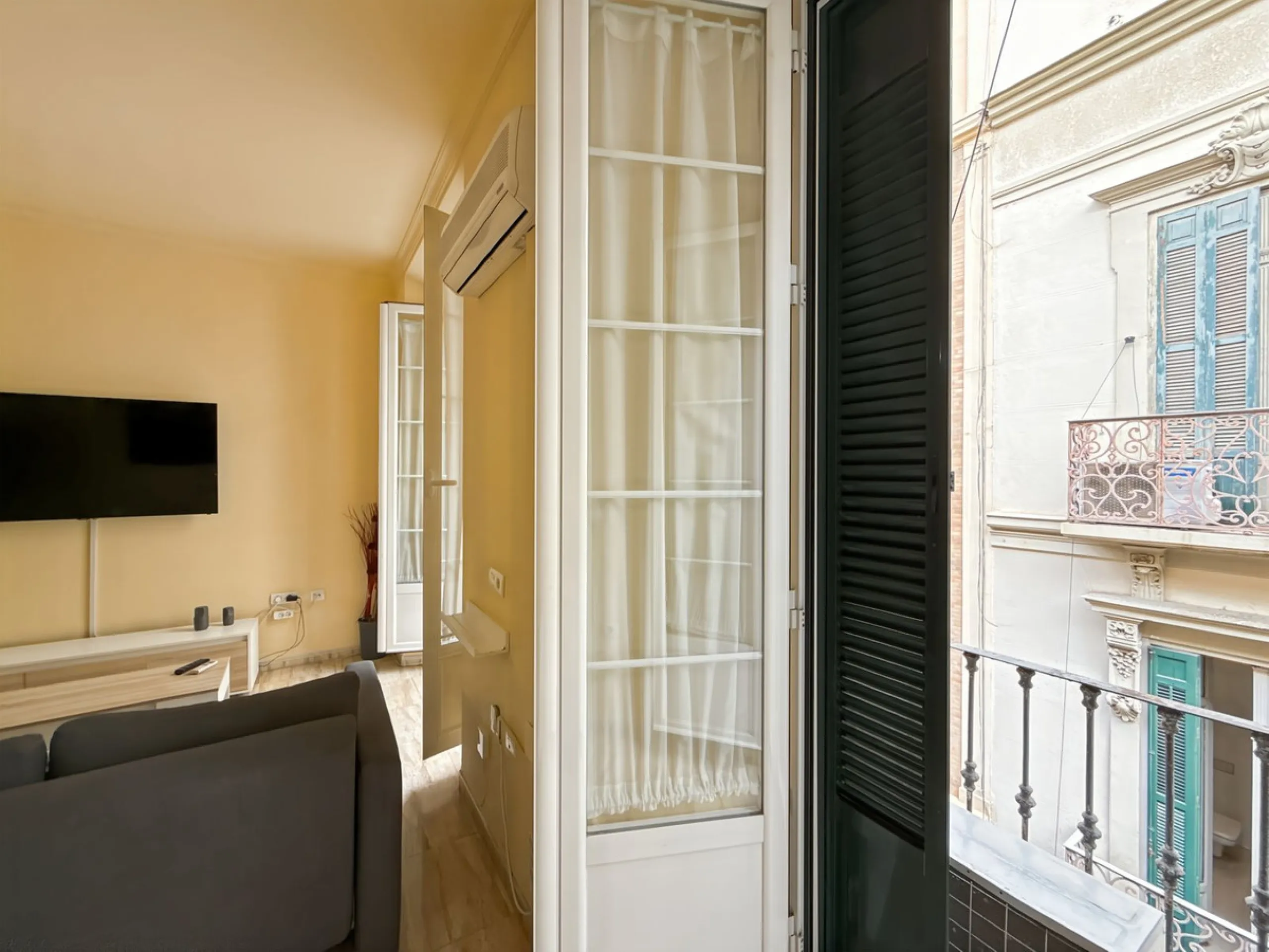 Investing in the historic center of Málaga has never been so profitable or attractive. Just 25 meters from the iconic Calle Larios, these two independent apartments, located on the same floor, represent a unique opportunity for investors seeking a combina