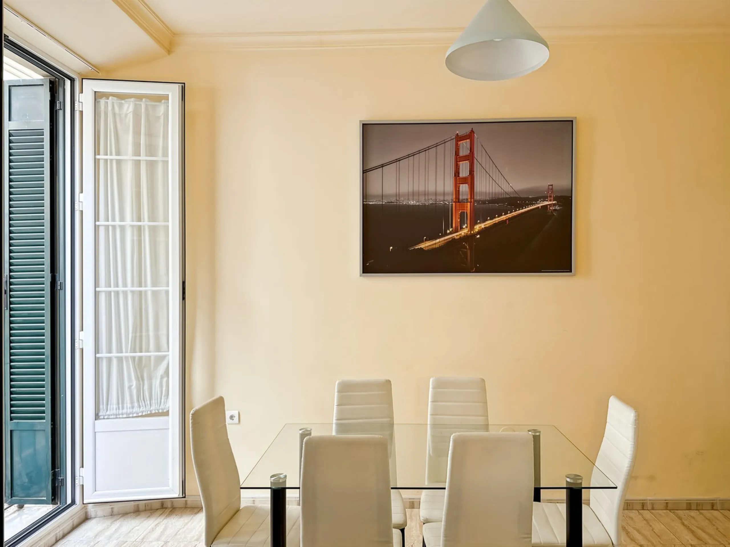 Investing in the historic center of Málaga has never been so profitable or attractive. Just 25 meters from the iconic Calle Larios, these two independent apartments, located on the same floor, represent a unique opportunity for investors seeking a combina