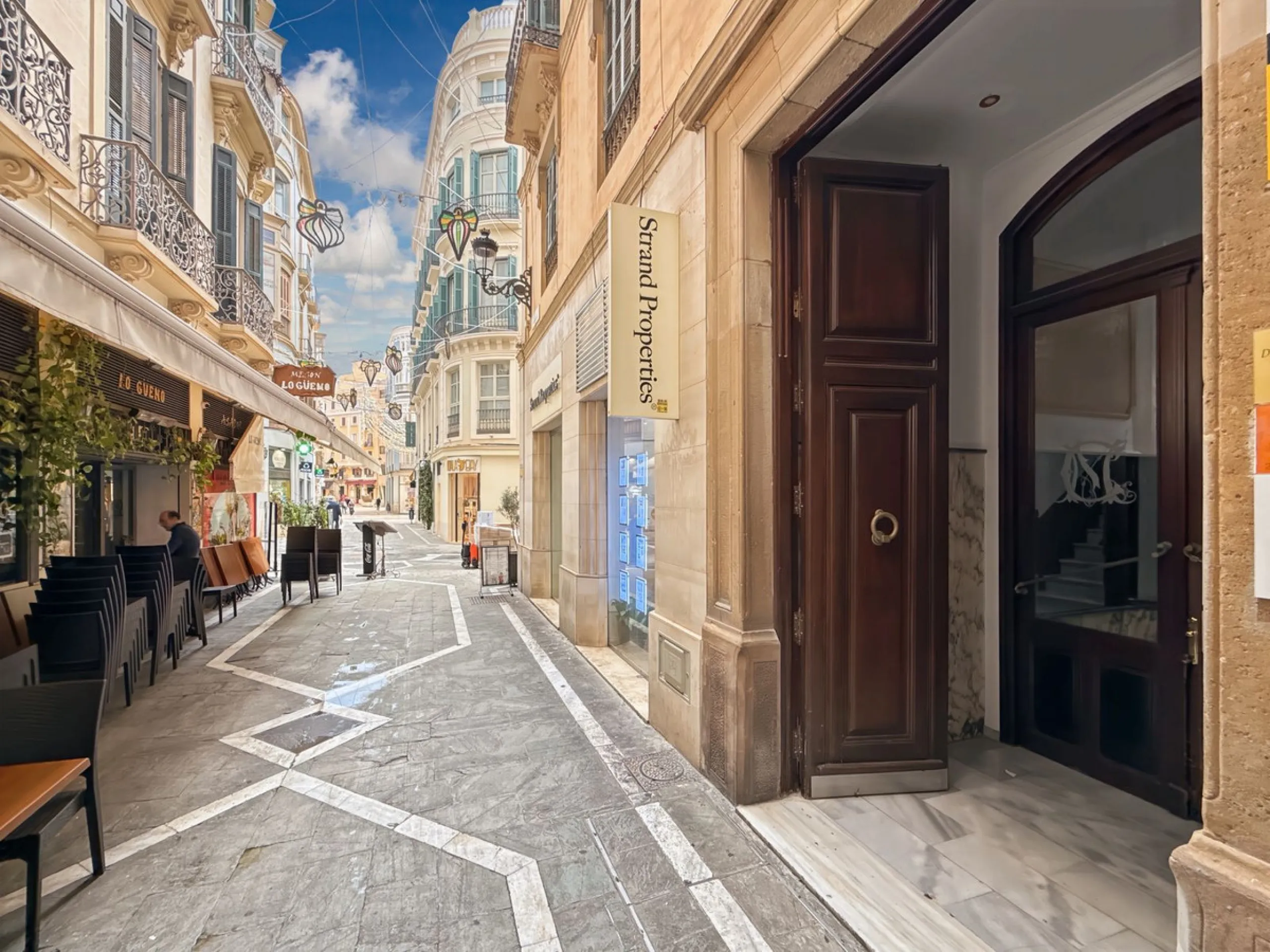Investing in the historic center of Málaga has never been so profitable or attractive. Just 25 meters from the iconic Calle Larios, these two independent apartments, located on the same floor, represent a unique opportunity for investors seeking a combina