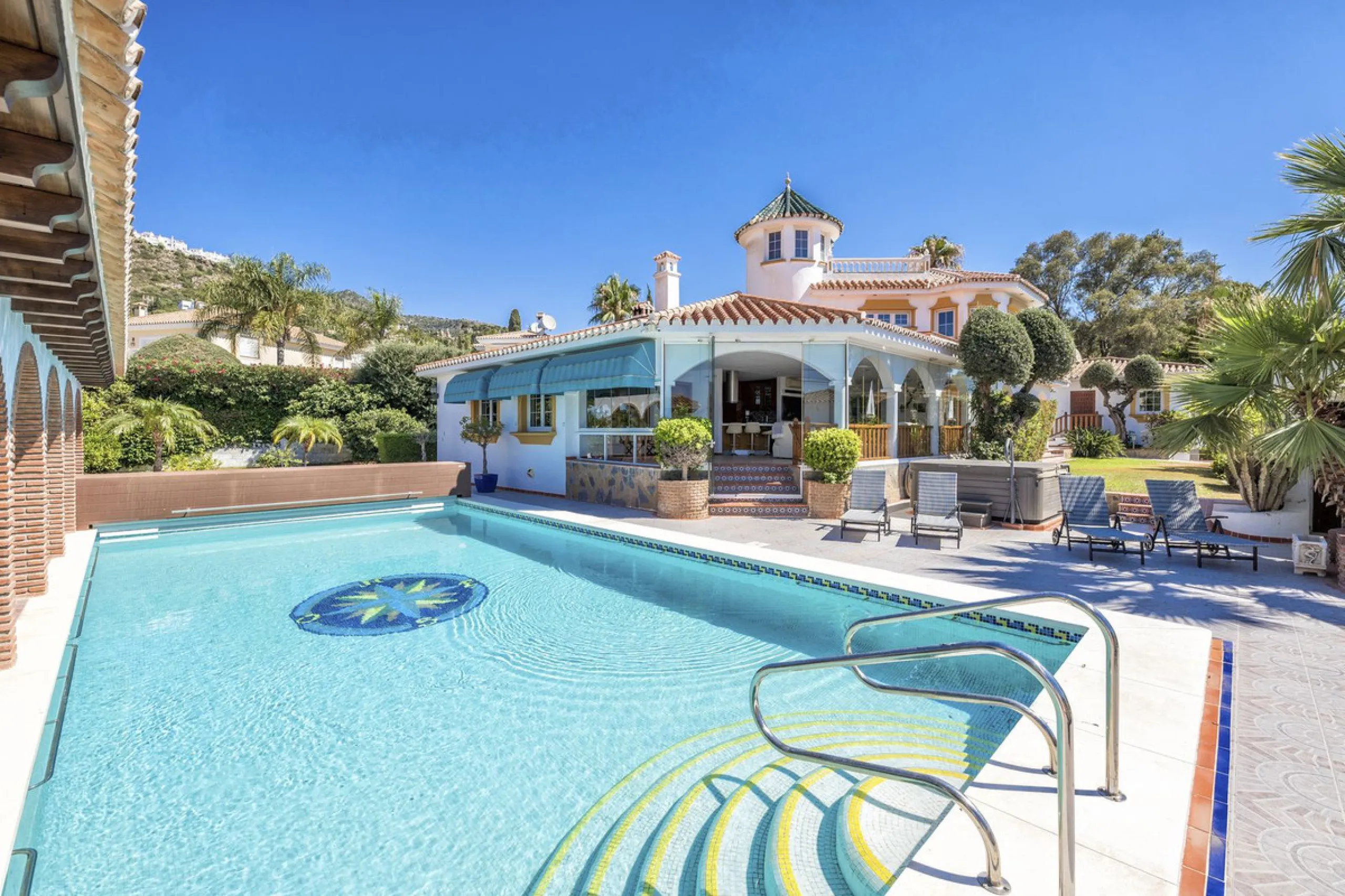 House - Detached Villa в продаже в Benalmadena, Málaga. В доме 6 спален и 6 ванных комнат. Площадь дома 500 м². Площадь участка 1590 м²