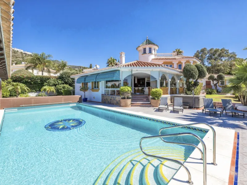 Wake up every day contemplating a unique spectacle: enjoy panoramic views of the sea and mountains from the comfort of your home.