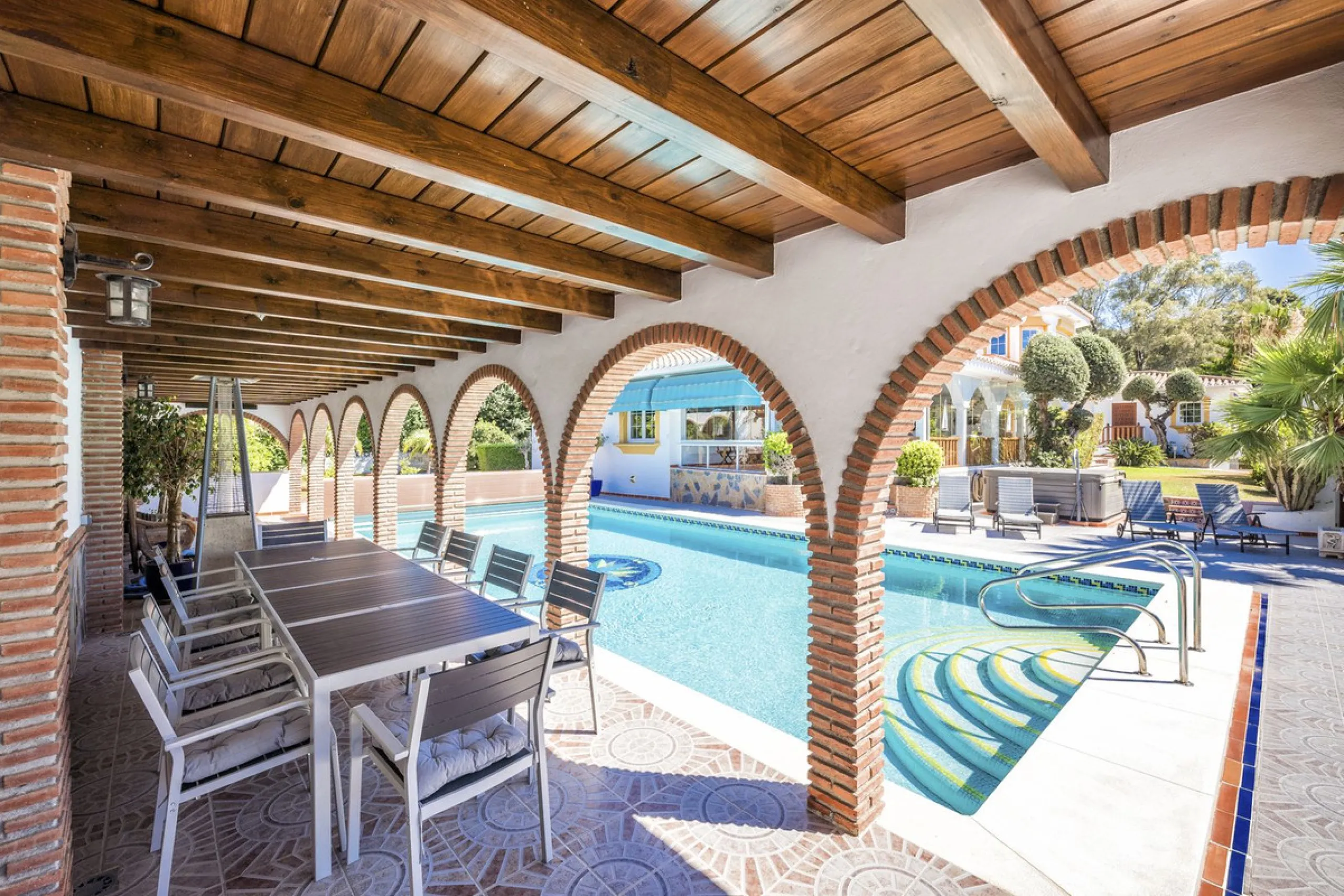 House - Detached Villa в продаже в Benalmadena, Málaga. В доме 6 спален и 6 ванных комнат. Площадь дома 500 м². Площадь участка 1590 м²