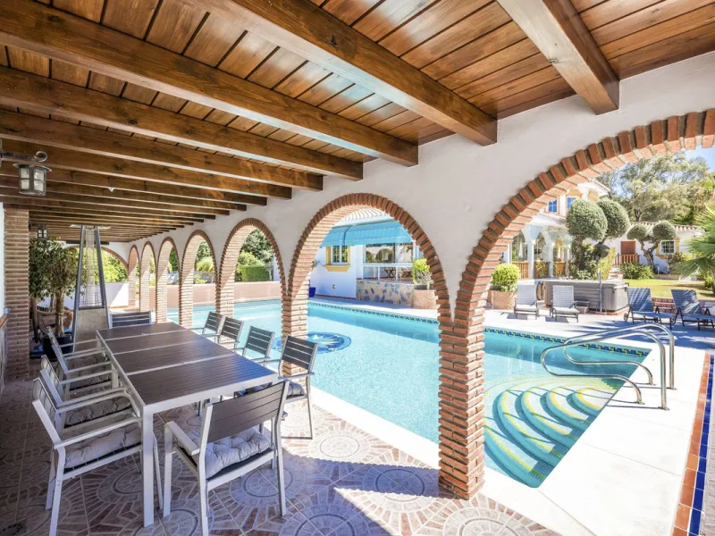 House - Detached Villa в продаже в Benalmadena, Málaga. В доме 6 спален и 6 ванных комнат. Площадь дома 500 м². Площадь участка 1590 м²