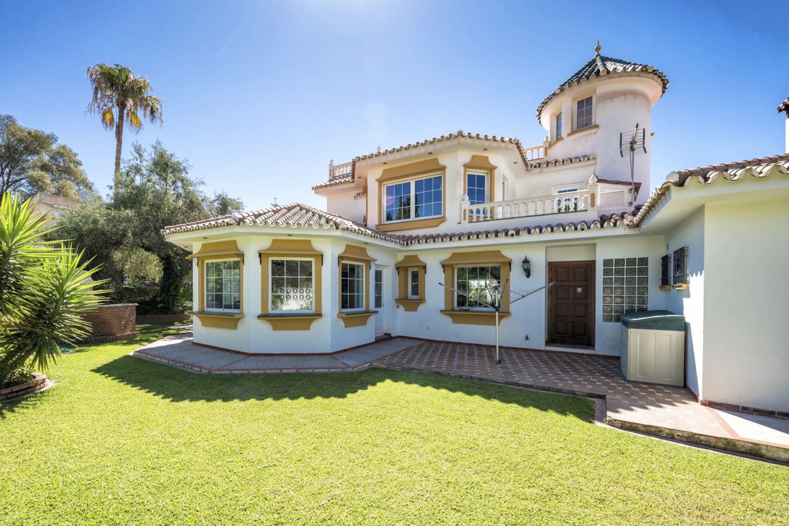 House - Detached Villa в продаже в Benalmadena, Málaga. В доме 6 спален и 6 ванных комнат. Площадь дома 500 м². Площадь участка 1590 м²