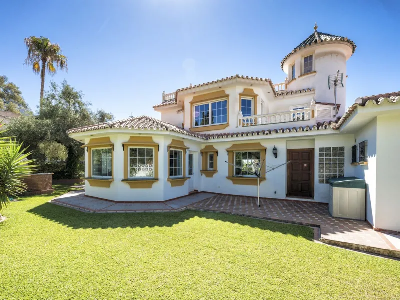 House - Detached Villa в продаже в Benalmadena, Málaga. В доме 6 спален и 6 ванных комнат. Площадь дома 500 м². Площадь участка 1590 м²