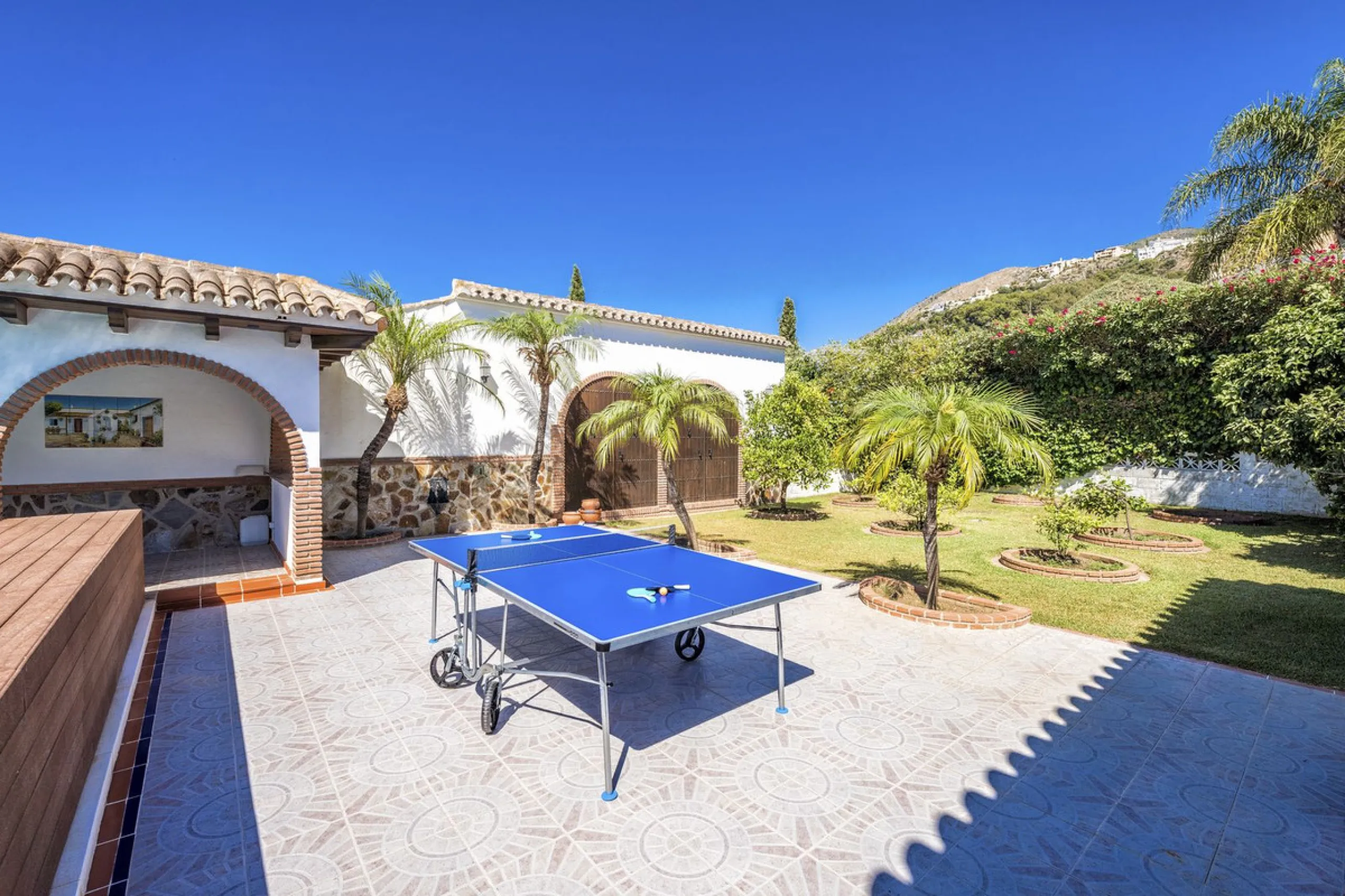 House - Detached Villa в продаже в Benalmadena, Málaga. В доме 6 спален и 6 ванных комнат. Площадь дома 500 м². Площадь участка 1590 м²