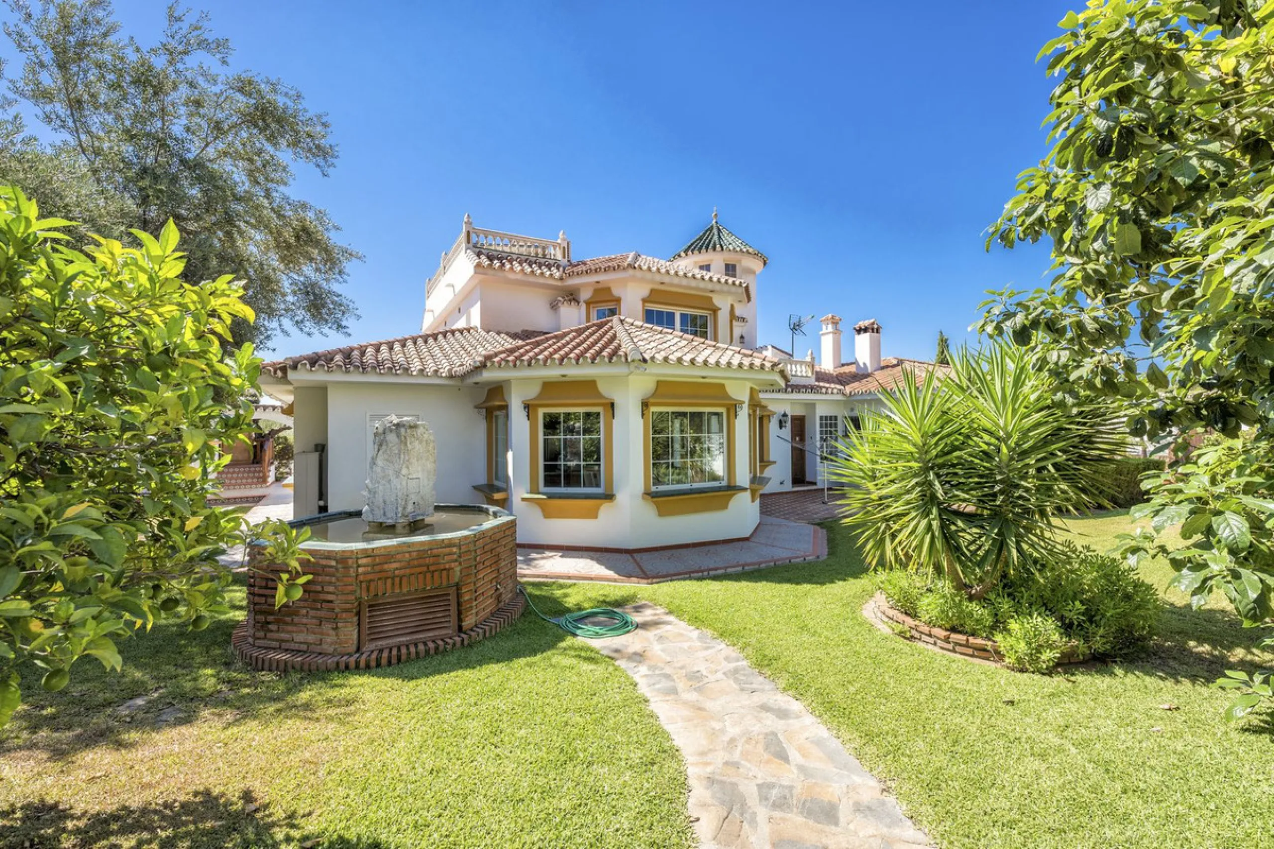 House - Detached Villa в продаже в Benalmadena, Málaga. В доме 6 спален и 6 ванных комнат. Площадь дома 500 м². Площадь участка 1590 м²