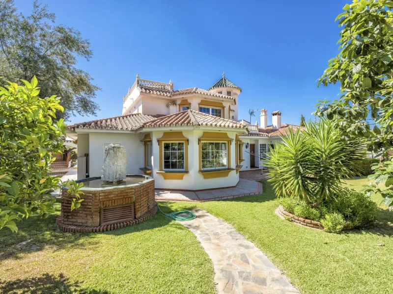 House - Detached Villa в продаже в Benalmadena, Málaga. В доме 6 спален и 6 ванных комнат. Площадь дома 500 м². Площадь участка 1590 м²