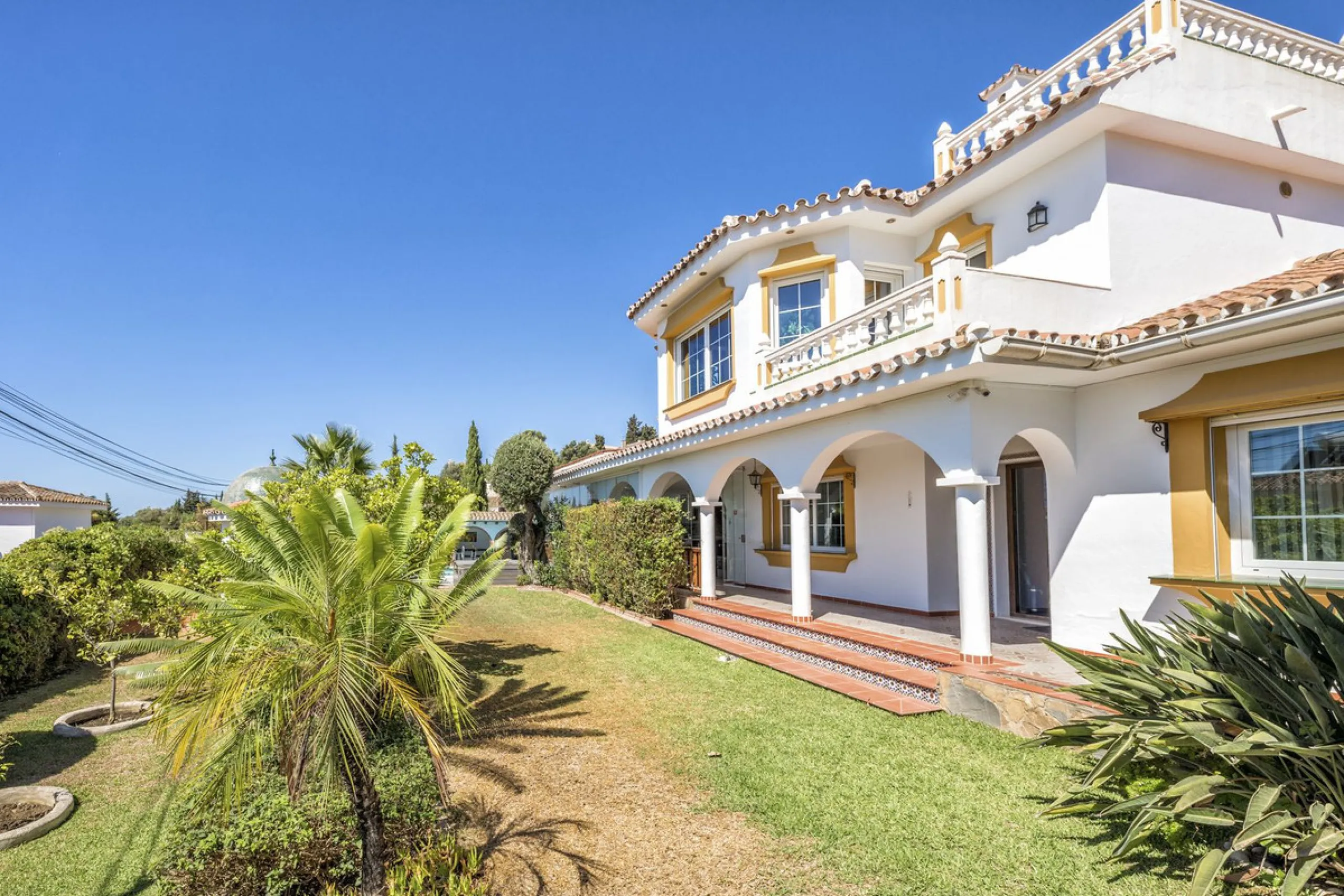 House - Detached Villa в продаже в Benalmadena, Málaga. В доме 6 спален и 6 ванных комнат. Площадь дома 500 м². Площадь участка 1590 м²