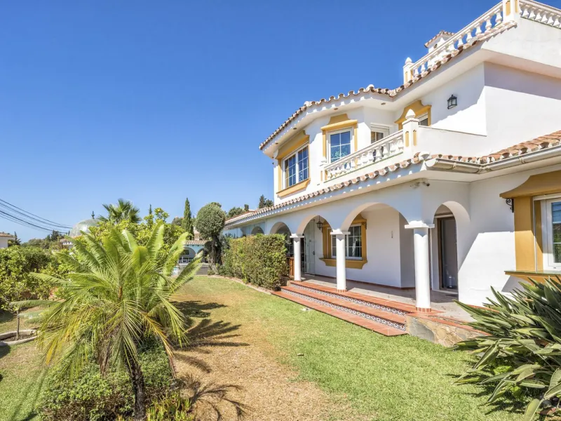 House - Detached Villa в продаже в Benalmadena, Málaga. В доме 6 спален и 6 ванных комнат. Площадь дома 500 м². Площадь участка 1590 м²