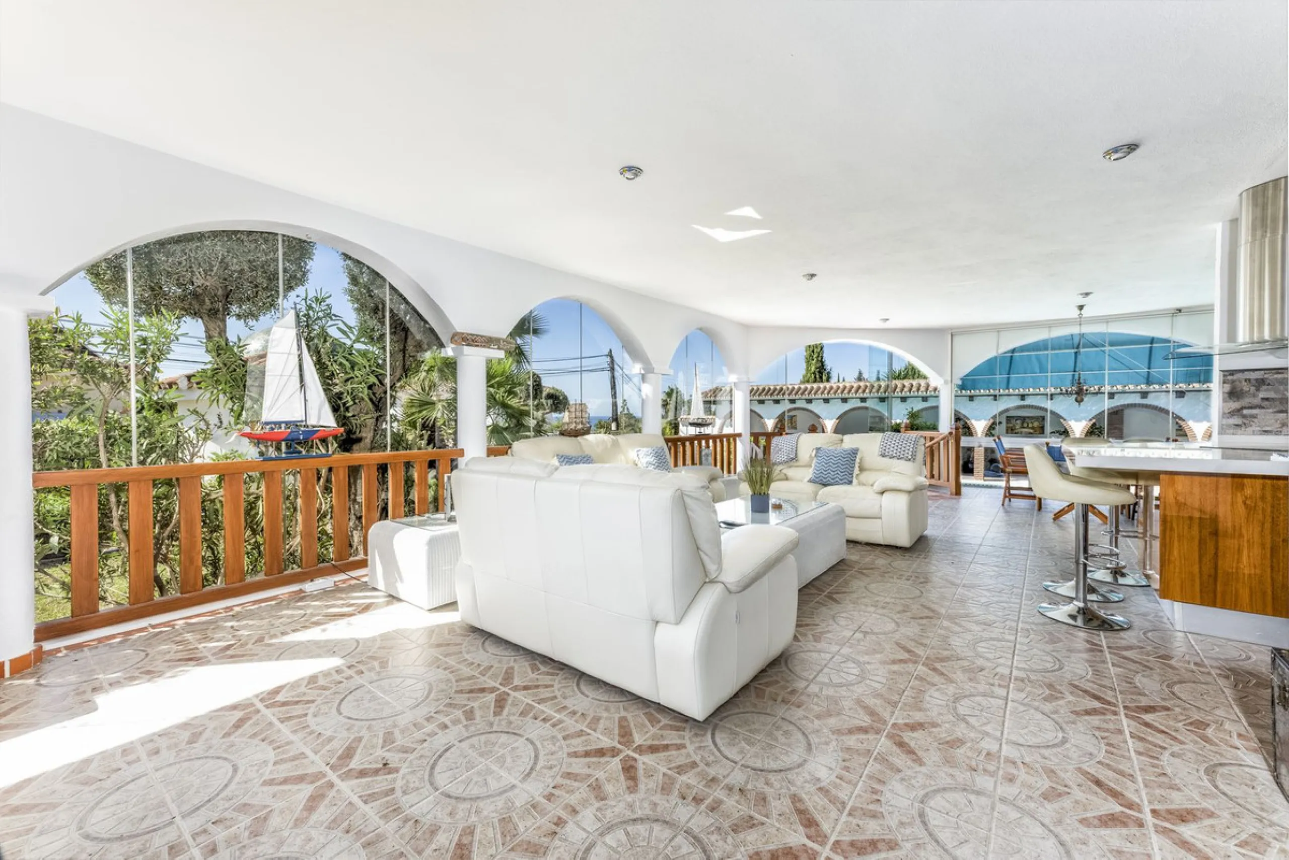House - Detached Villa в продаже в Benalmadena, Málaga. В доме 6 спален и 6 ванных комнат. Площадь дома 500 м². Площадь участка 1590 м²