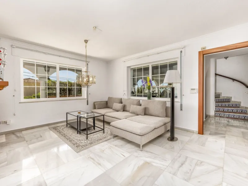 House - Detached Villa в продаже в Benalmadena, Málaga. В доме 6 спален и 6 ванных комнат. Площадь дома 500 м². Площадь участка 1590 м²