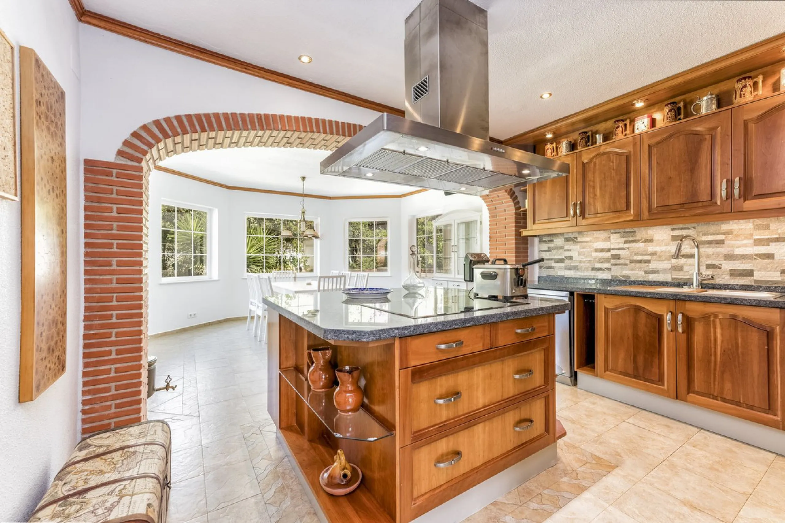 House - Detached Villa в продаже в Benalmadena, Málaga. В доме 6 спален и 6 ванных комнат. Площадь дома 500 м². Площадь участка 1590 м²
