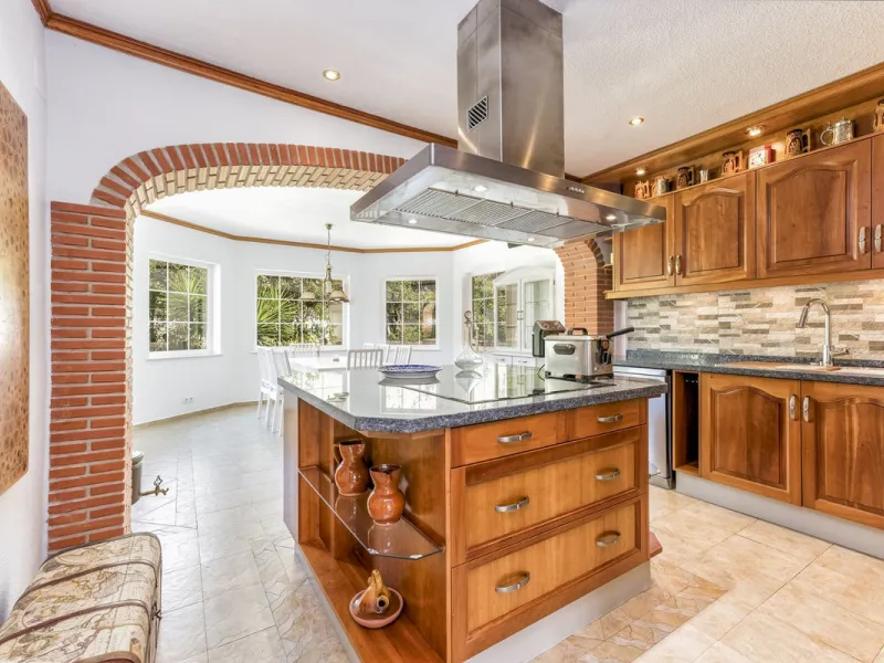 House - Detached Villa в продаже в Benalmadena, Málaga. В доме 6 спален и 6 ванных комнат. Площадь дома 500 м². Площадь участка 1590 м²