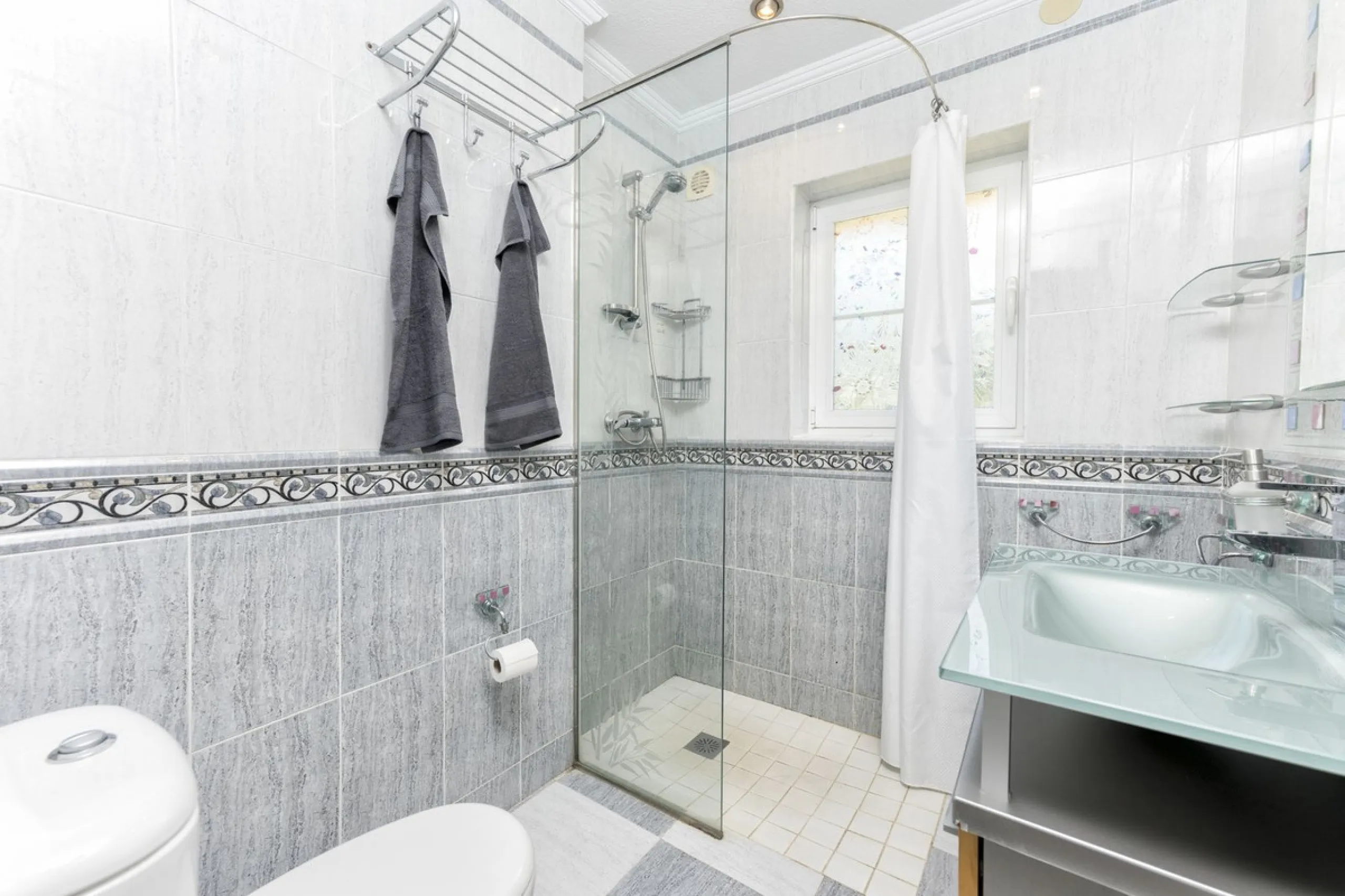 House - Detached Villa в продаже в Benalmadena, Málaga. В доме 6 спален и 6 ванных комнат. Площадь дома 500 м². Площадь участка 1590 м²