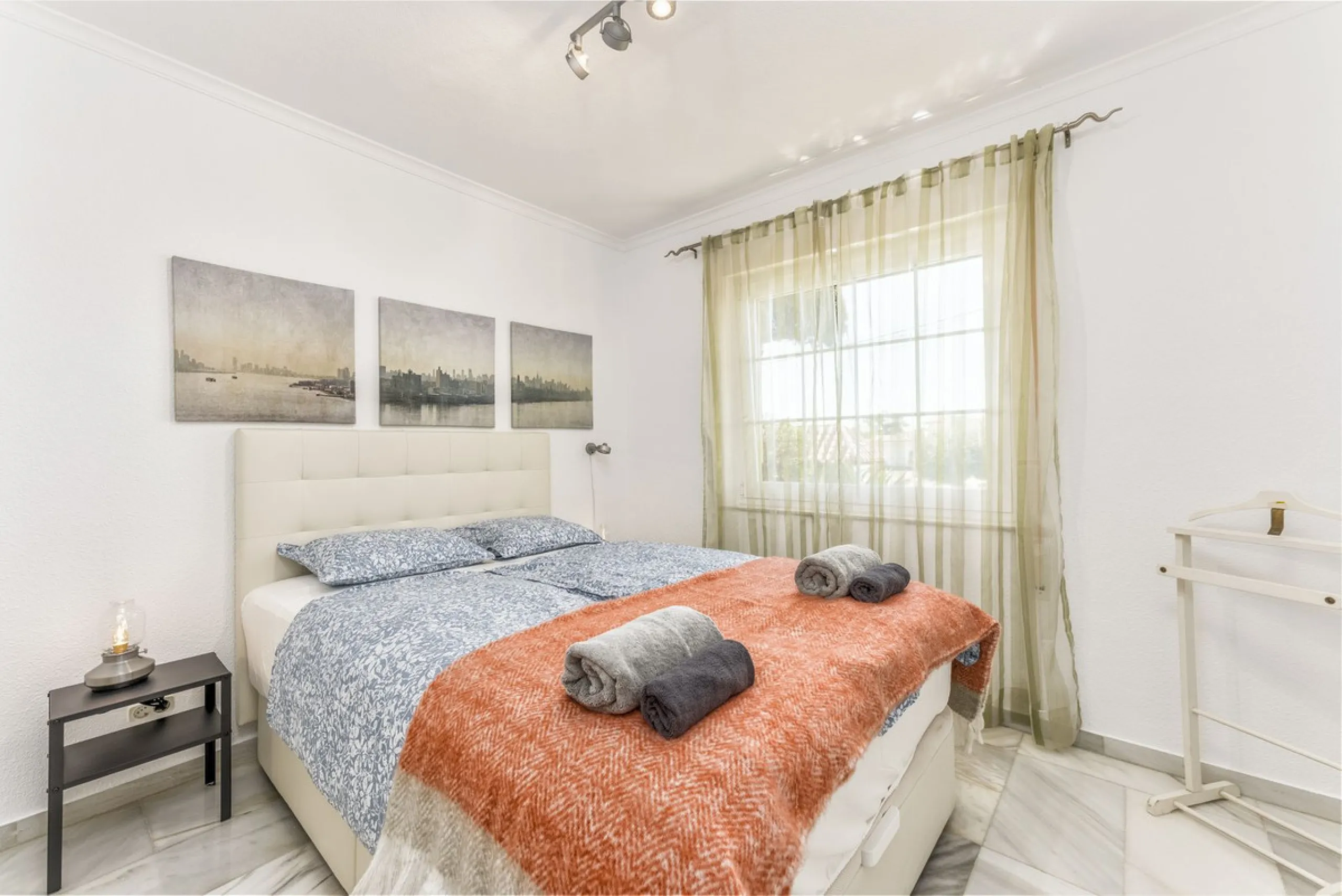 House - Detached Villa в продаже в Benalmadena, Málaga. В доме 6 спален и 6 ванных комнат. Площадь дома 500 м². Площадь участка 1590 м²