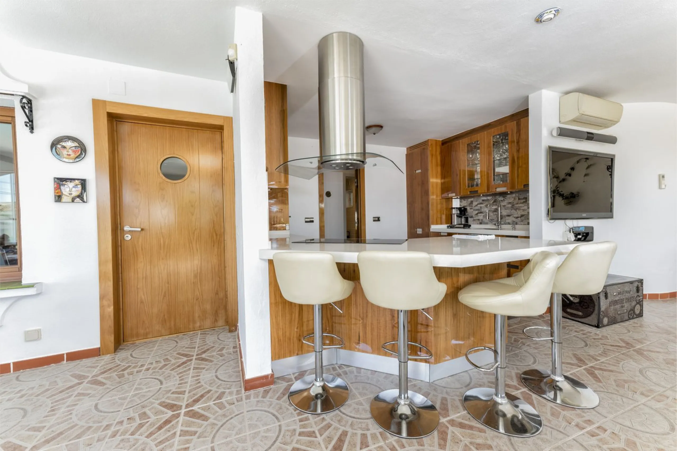 House - Detached Villa в продаже в Benalmadena, Málaga. В доме 6 спален и 6 ванных комнат. Площадь дома 500 м². Площадь участка 1590 м²