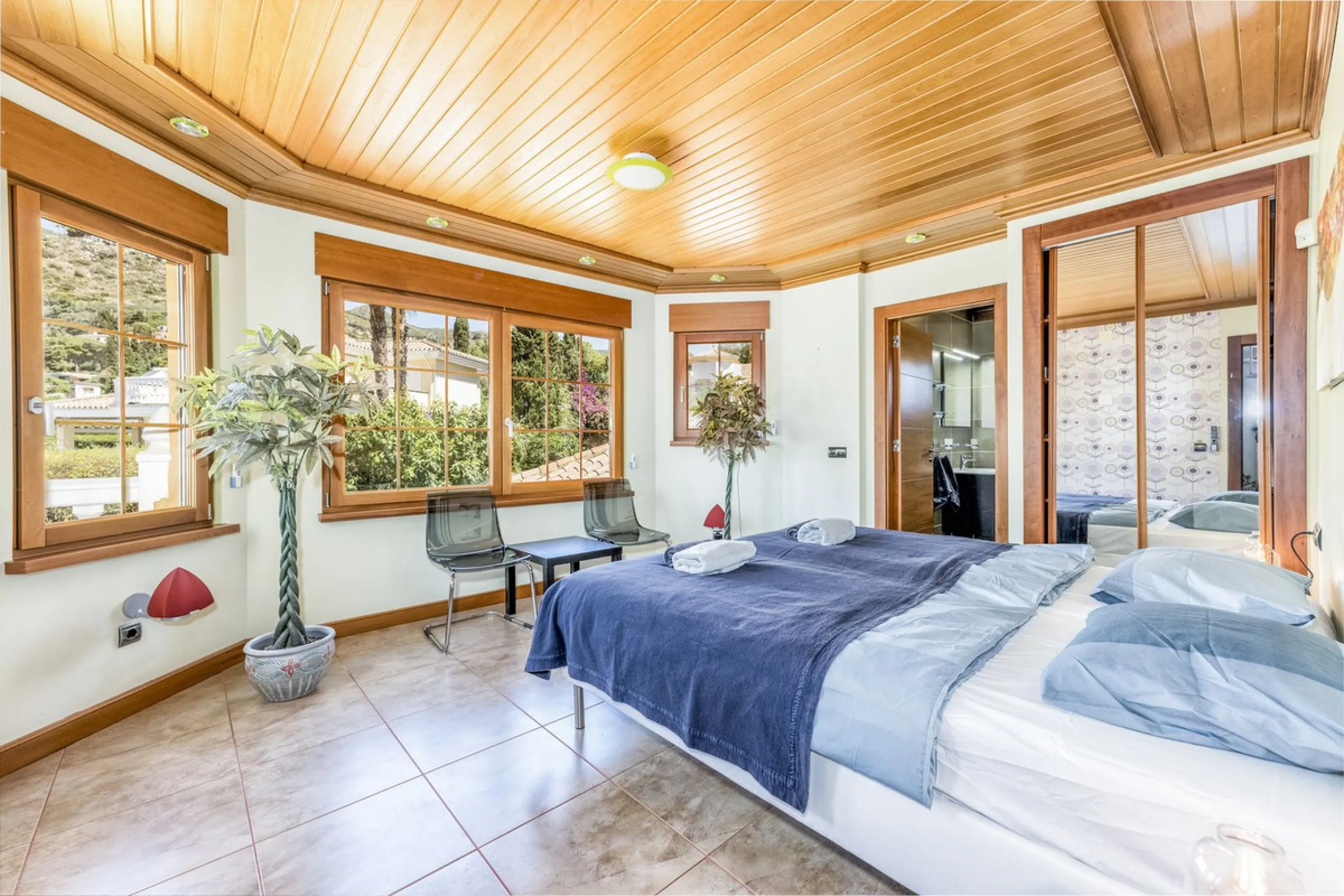 House - Detached Villa в продаже в Benalmadena, Málaga. В доме 6 спален и 6 ванных комнат. Площадь дома 500 м². Площадь участка 1590 м²