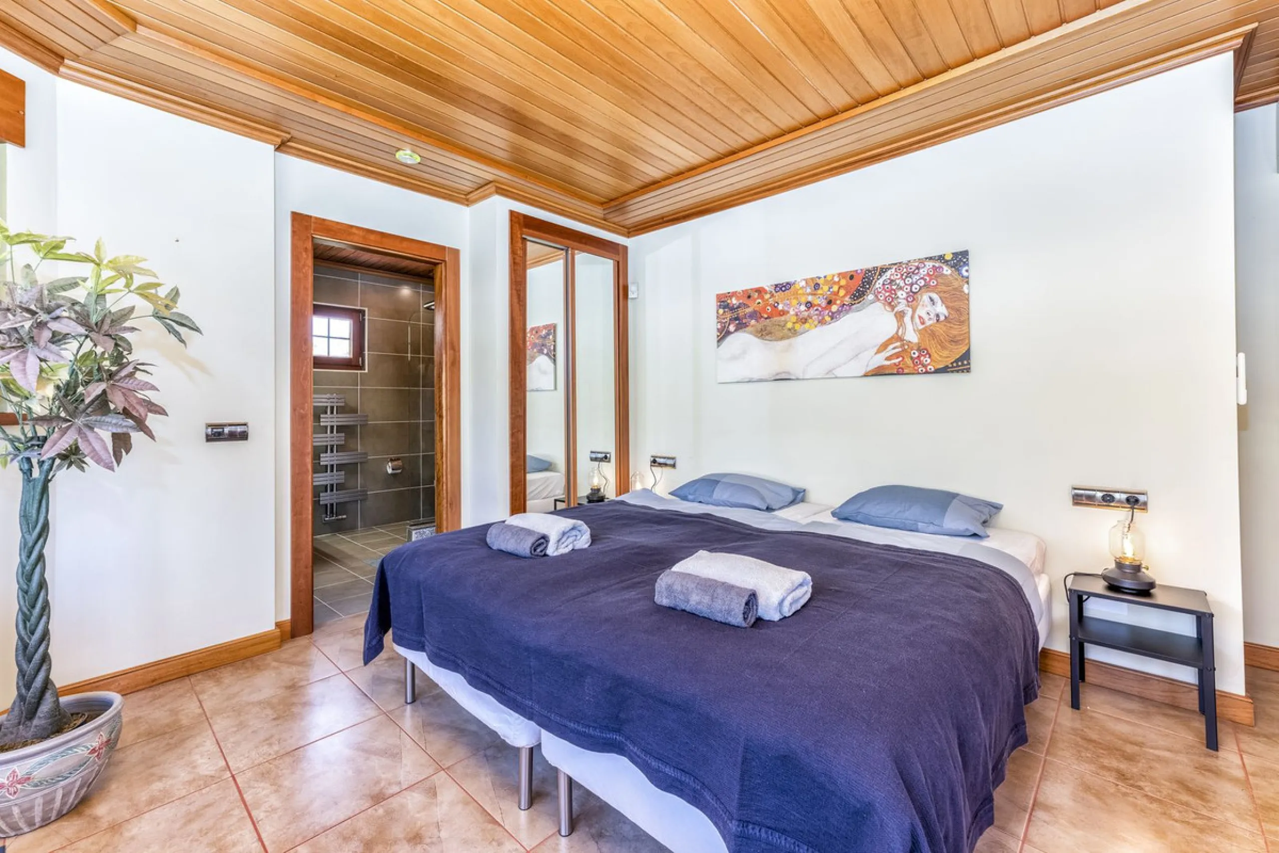 House - Detached Villa в продаже в Benalmadena, Málaga. В доме 6 спален и 6 ванных комнат. Площадь дома 500 м². Площадь участка 1590 м²