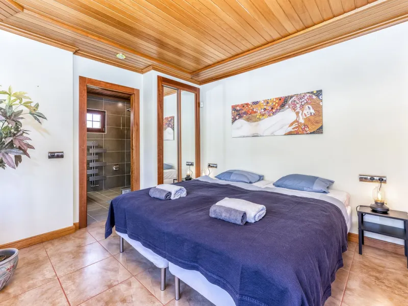 House - Detached Villa в продаже в Benalmadena, Málaga. В доме 6 спален и 6 ванных комнат. Площадь дома 500 м². Площадь участка 1590 м²