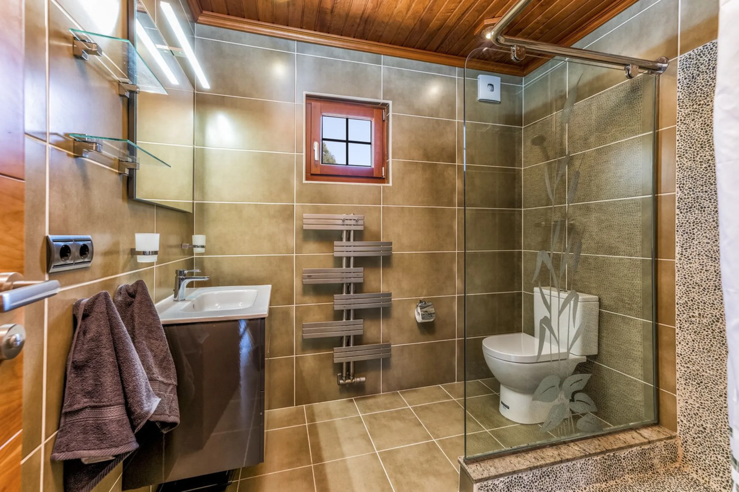 House - Detached Villa в продаже в Benalmadena, Málaga. В доме 6 спален и 6 ванных комнат. Площадь дома 500 м². Площадь участка 1590 м²