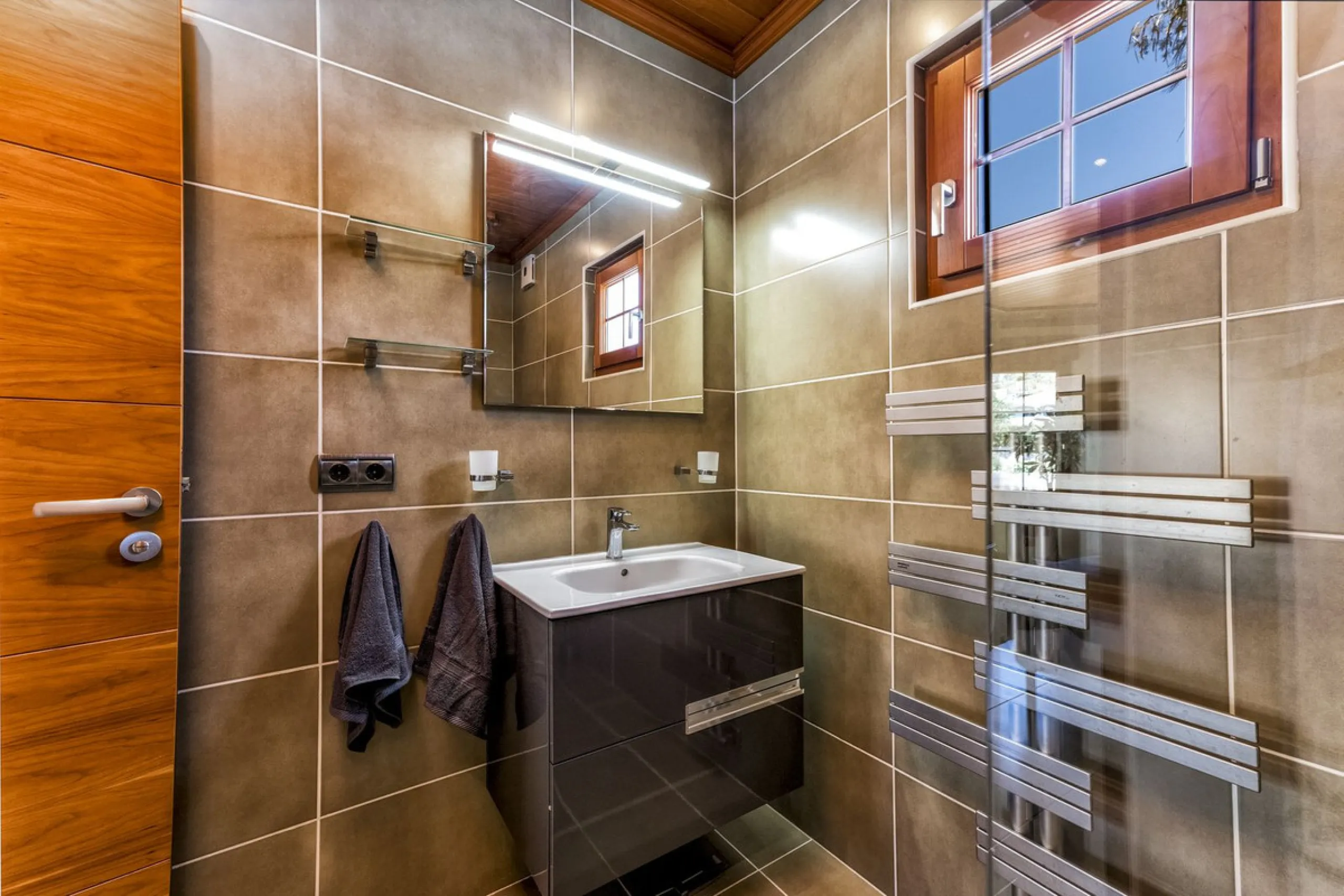 House - Detached Villa в продаже в Benalmadena, Málaga. В доме 6 спален и 6 ванных комнат. Площадь дома 500 м². Площадь участка 1590 м²