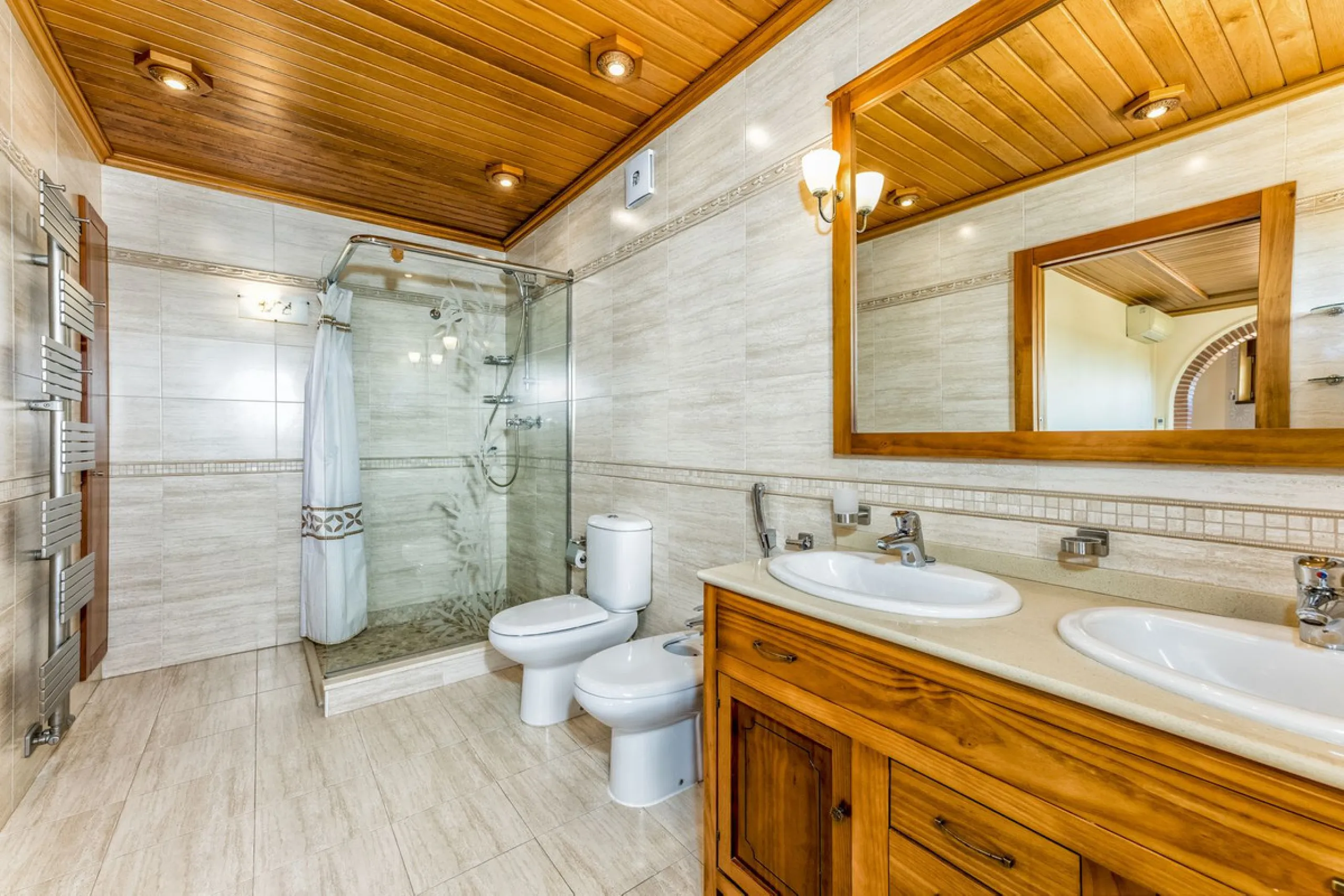 House - Detached Villa в продаже в Benalmadena, Málaga. В доме 6 спален и 6 ванных комнат. Площадь дома 500 м². Площадь участка 1590 м²