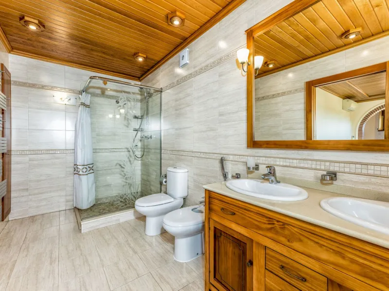 House - Detached Villa в продаже в Benalmadena, Málaga. В доме 6 спален и 6 ванных комнат. Площадь дома 500 м². Площадь участка 1590 м²