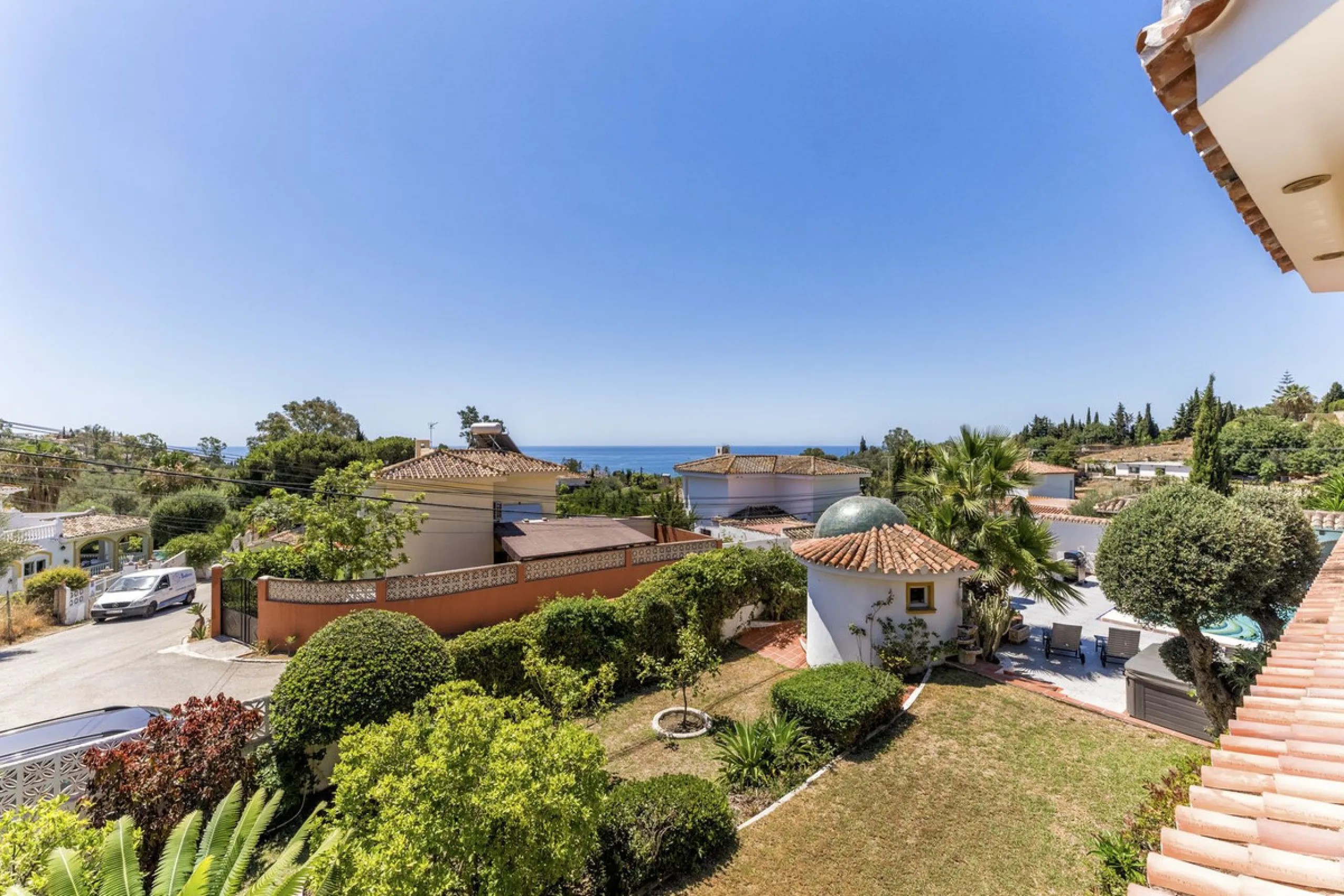 House - Detached Villa в продаже в Benalmadena, Málaga. В доме 6 спален и 6 ванных комнат. Площадь дома 500 м². Площадь участка 1590 м²